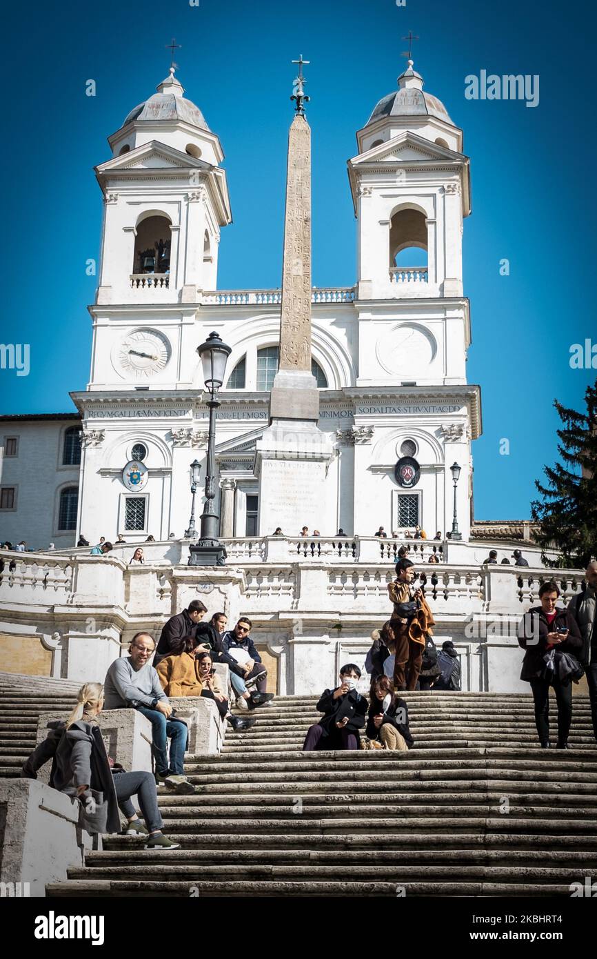 I turisti che indossano maschere facciali visitano il centro storico di Roma il 24 febbraio 2020 a Roma. Il 31 gennaio il governo italiano ha dichiarato lo stato di emergenza e oggi il coronavirus (Covid-19) ha denunciato la sua settima vittima in Italia, un maschio di 62 anni residente a Castiglione d'Adda, e più di 229 casi che hanno confermato il coronavirus (Covid-19). (Foto di Andrea Ronchini/NurPhoto) Foto Stock