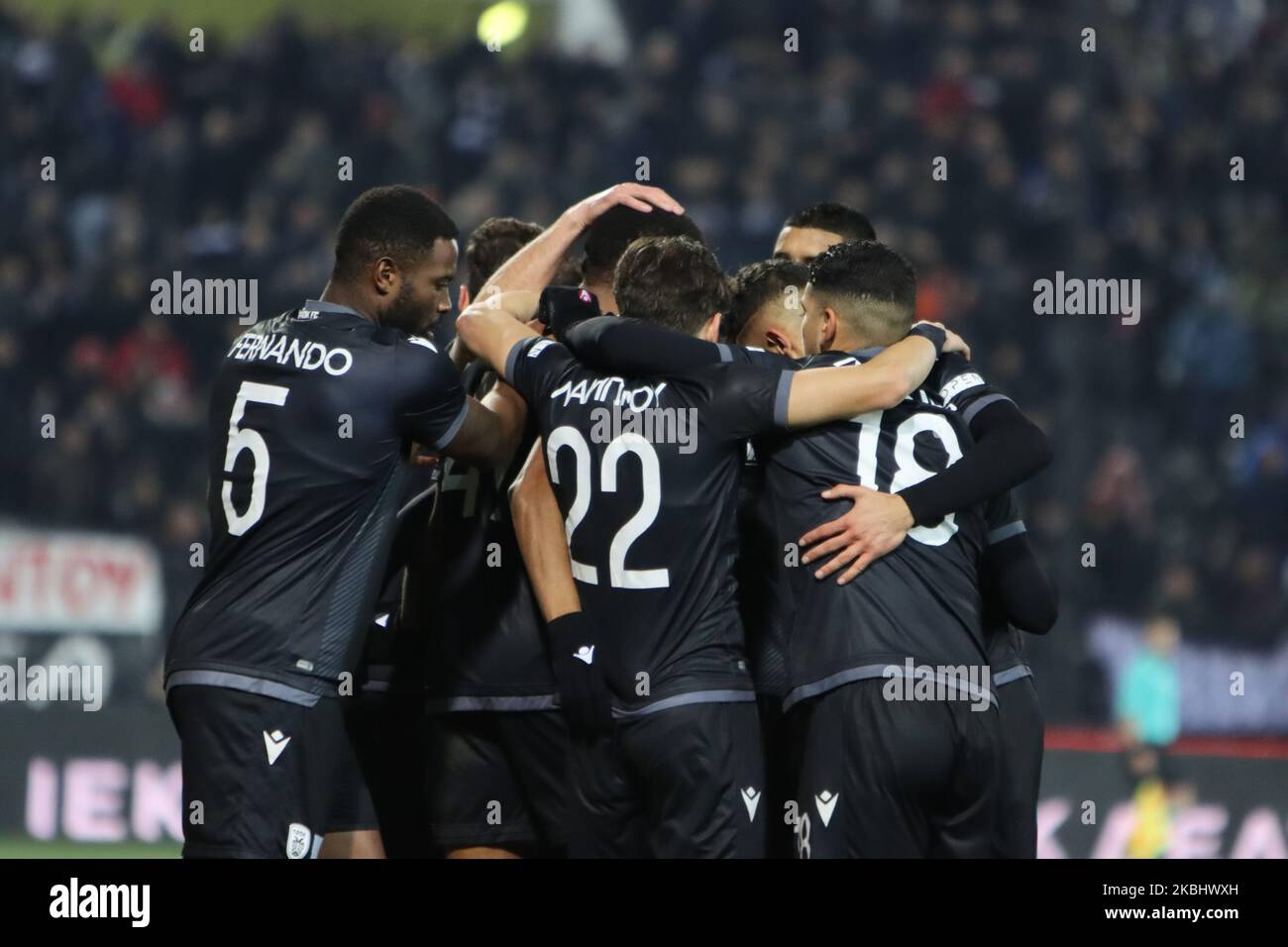Chuba Amechi Akpom #47 attaccante del PAOK FC festeggia con i suoi compagni il suo secondo gol durante il PAOK Thessaloniki contro OFI Crete FC con il punteggio finale 4-0 per la Super League 1 Grecia allo Stadio Toumba, sede del PAOK a Salonicco. Akpom ha segnato il primo e il secondo (penalità) di PAOK. Chuba Akpom è un attaccante professionista inglese con precedente carriera in Arsenal e come prestito a Brentford, Coventry City, Nottingham Forest, Hull City, Brighton, Hove Albion e Sint-Truiden. Ha partecipato anche alle giovani squadre nazionali dell'Inghilterra U16, U17, U18, U19, U20, U21. Febbraio 9, 2020 Foto Stock