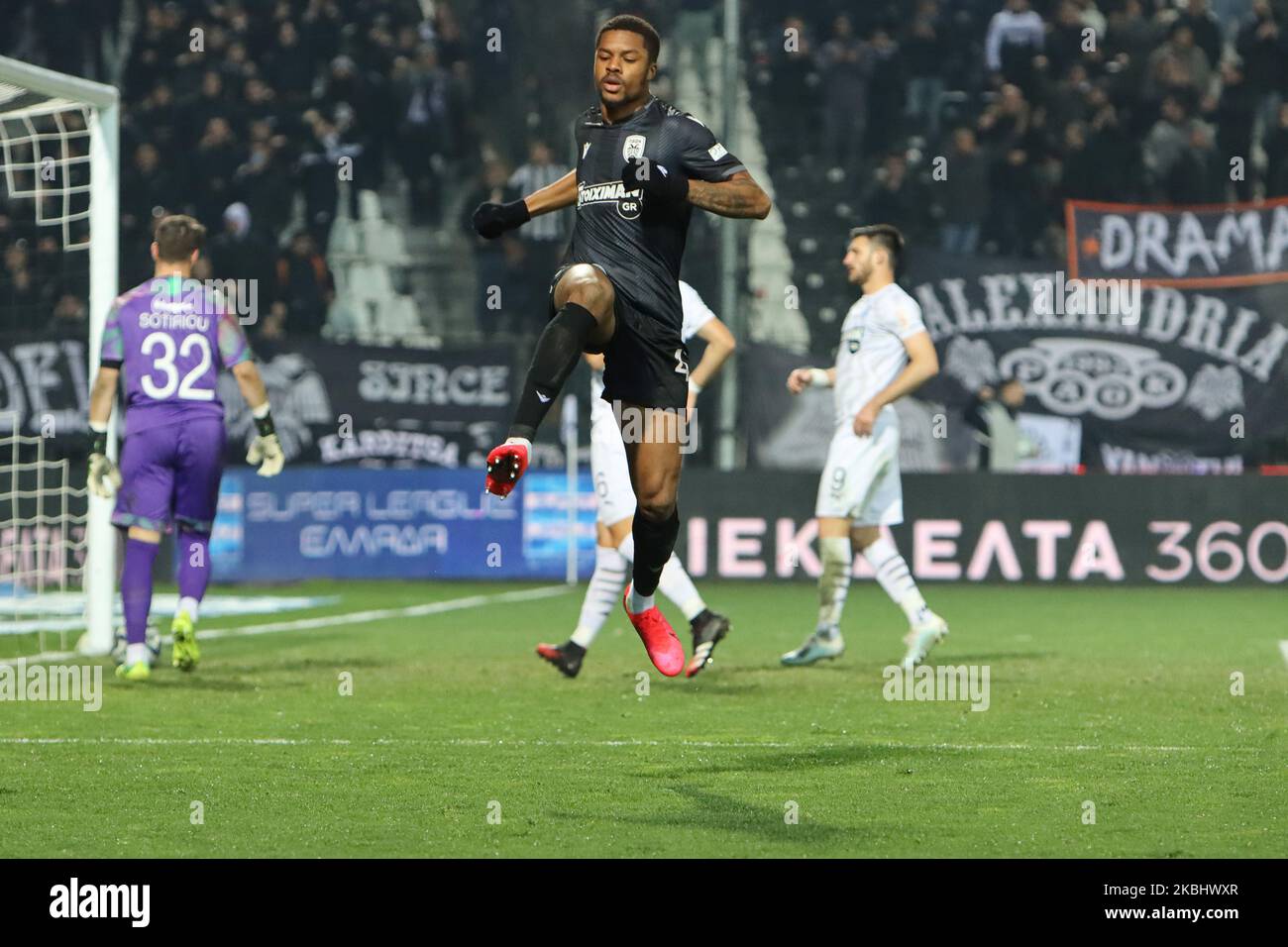 Chuba Amechi Akpom #47 attaccante del PAOK FC festeggia con i suoi compagni il suo secondo gol durante il PAOK Thessaloniki contro OFI Crete FC con il punteggio finale 4-0 per la Super League 1 Grecia allo Stadio Toumba, sede del PAOK a Salonicco. Akpom ha segnato il primo e il secondo (penalità) di PAOK. Chuba Akpom è un attaccante professionista inglese con precedente carriera in Arsenal e come prestito a Brentford, Coventry City, Nottingham Forest, Hull City, Brighton, Hove Albion e Sint-Truiden. Ha partecipato anche alle giovani squadre nazionali dell'Inghilterra U16, U17, U18, U19, U20, U21. Febbraio 9, 2020 Foto Stock