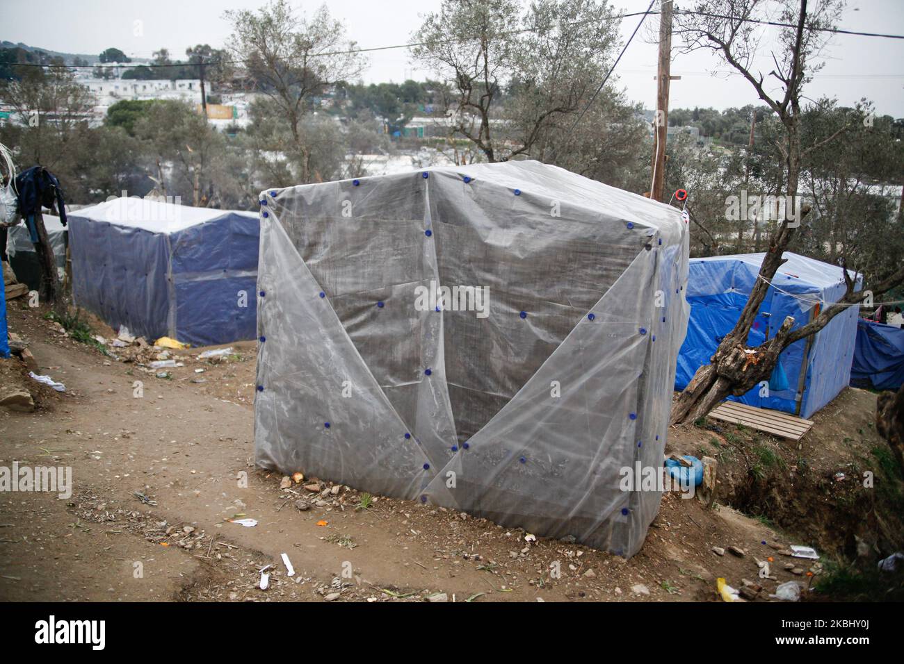 Vista generale della vita quotidiana a Moria. Tende fatte a mano sulle colline delle baraccopoli o 'giungla' come i richiedenti asilo la chiamavano, accanto anche al centro ufficiale di accoglienza e identificazione. Moria campo di fortuna in cui le persone vivono nel fango senza strutture di base, una minaccia per l'igiene in cui i rifugiati hanno paura di malattie o coronavirus. Le colline dell'uliveto, al di fuori delle strutture ufficiali, il hotspot, il primo centro di accoglienza e registrazione nell'isola di Lesvos in Grecia non hanno accesso ad acqua, elettricità, calore, medici, ecc vi è una stima di 24,000 richiedenti asilo che vivono negli s. Foto Stock