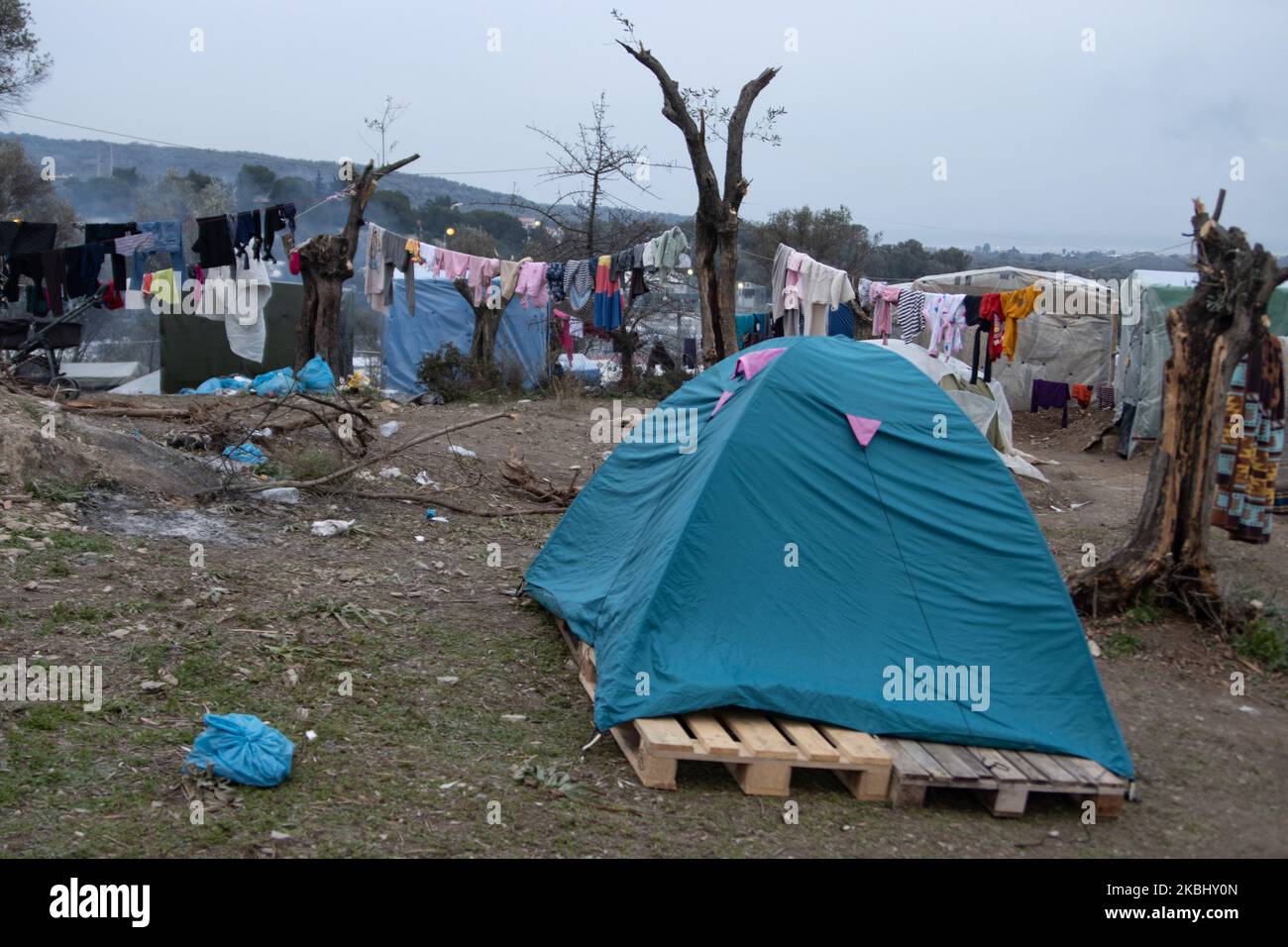 Vista generale della vita quotidiana a Moria. Tende fatte a mano sulle colline delle baraccopoli o 'giungla' come i richiedenti asilo la chiamavano, accanto anche al centro ufficiale di accoglienza e identificazione. Moria campo di fortuna in cui le persone vivono nel fango senza strutture di base, una minaccia per l'igiene in cui i rifugiati hanno paura di malattie o coronavirus. Le colline dell'uliveto, al di fuori delle strutture ufficiali, il hotspot, il primo centro di accoglienza e registrazione nell'isola di Lesvos in Grecia non hanno accesso ad acqua, elettricità, calore, medici, ecc vi è una stima di 24,000 richiedenti asilo che vivono negli s. Foto Stock