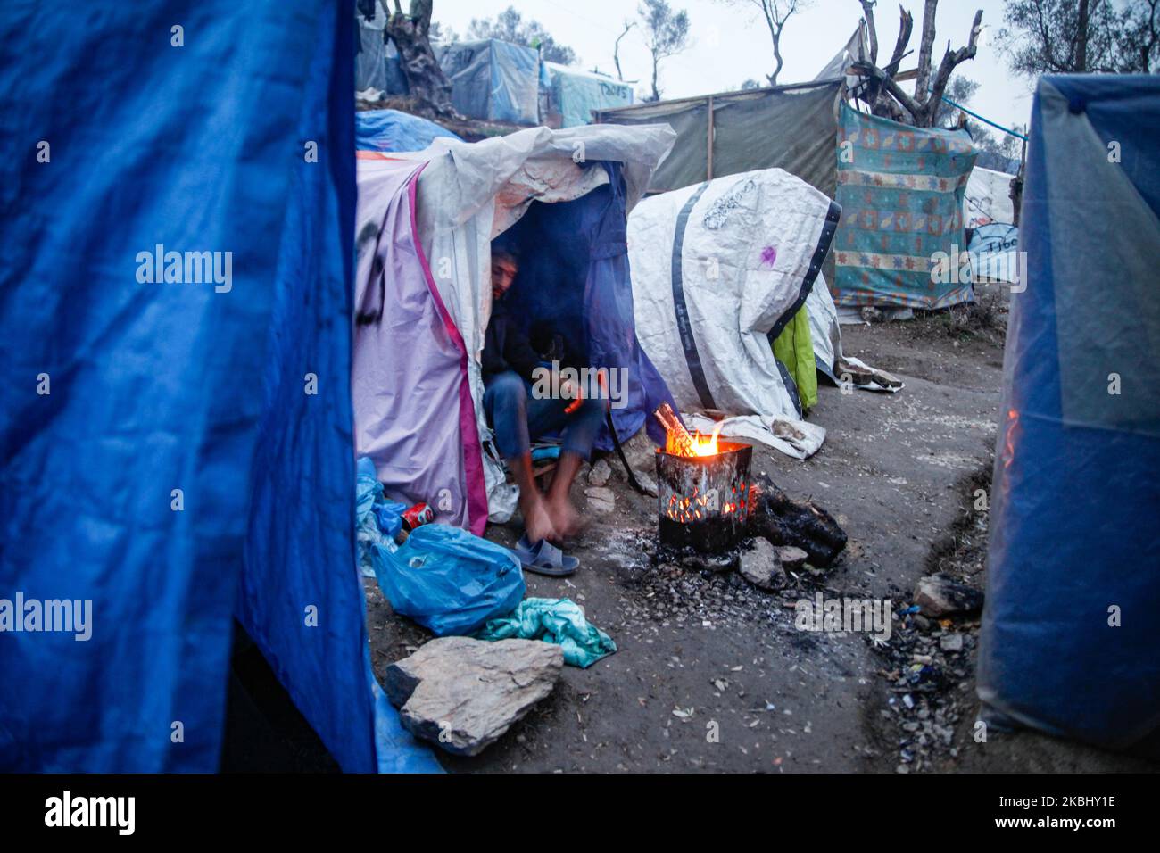 Vista generale della vita quotidiana a Moria. Tende fatte a mano sulle colline delle baraccopoli o 'giungla' come i richiedenti asilo la chiamavano, accanto anche al centro ufficiale di accoglienza e identificazione. Moria campo di fortuna in cui le persone vivono nel fango senza strutture di base, una minaccia per l'igiene in cui i rifugiati hanno paura di malattie o coronavirus. Le colline dell'uliveto, al di fuori delle strutture ufficiali, il hotspot, il primo centro di accoglienza e registrazione nell'isola di Lesvos in Grecia non hanno accesso ad acqua, elettricità, calore, medici, ecc vi è una stima di 24,000 richiedenti asilo che vivono negli s. Foto Stock