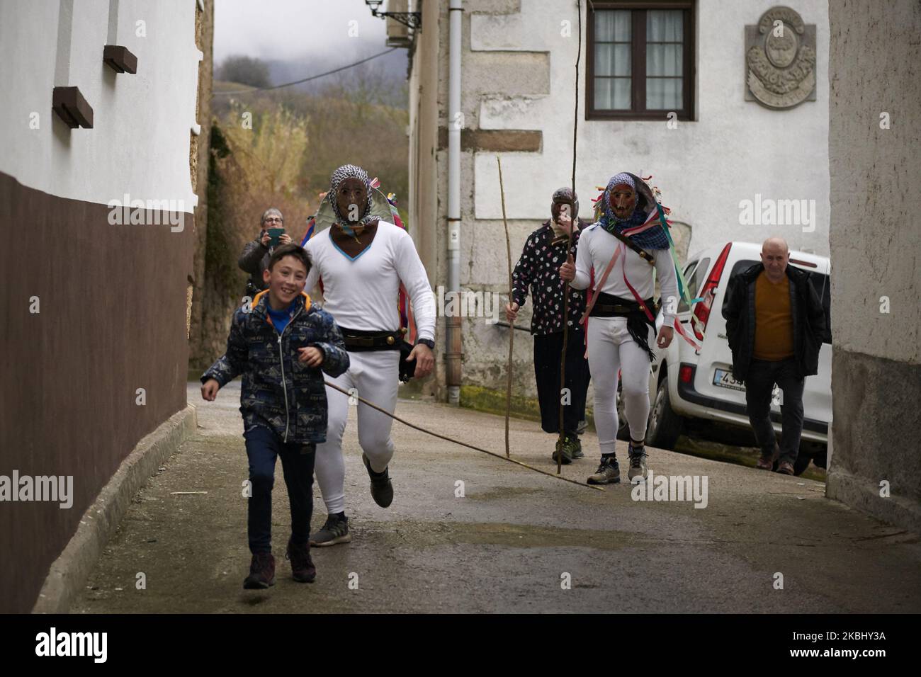 Figura 'Mamuxarro' con maschera di ferro e bastoni durante il carnevale ancestrale il 25 febbraio 2020 nel villaggio di Unanu nella provincia di Navarra, Spagna. I ''Mamuxarroak'' (la sua traduzione è: ''i frustini'') sono i personaggi principali della celebrazione. Questi personaggi usano bastoncini di nocciola (ziyorra) per spaventare donne e bambini e li usano anche per risvegliare la fertilità. (Foto di Iranzu Larrasoana Oneca/NurPhoto) Foto Stock