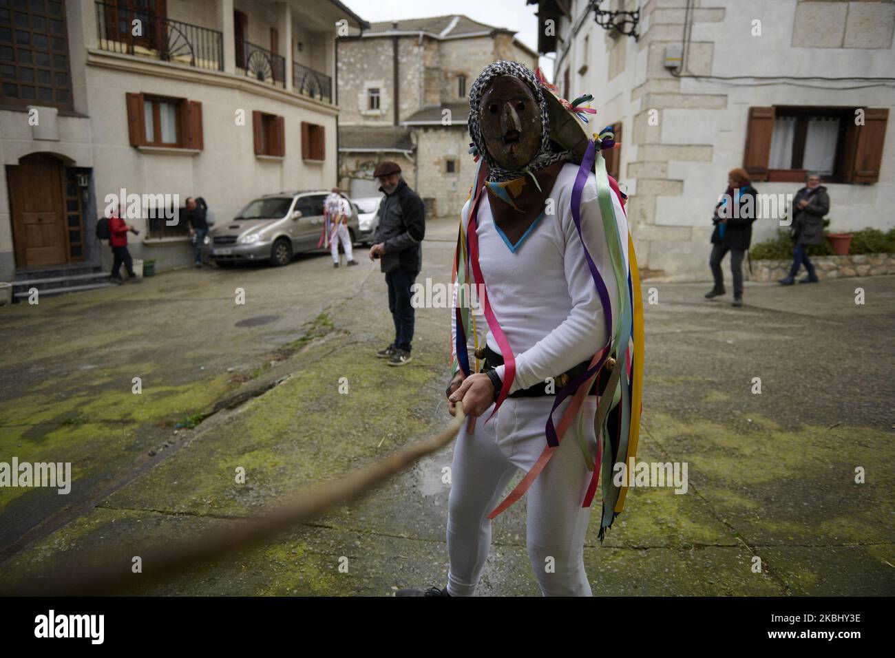 Figura 'Mamuxarro' con maschera di ferro e bastoni durante il carnevale ancestrale il 25 febbraio 2020 nel villaggio di Unanu nella provincia di Navarra, Spagna. I ''Mamuxarroak'' (la sua traduzione è: ''i frustini'') sono i personaggi principali della celebrazione. Questi personaggi usano bastoncini di nocciola (ziyorra) per spaventare donne e bambini e li usano anche per risvegliare la fertilità. (Foto di Iranzu Larrasoana Oneca/NurPhoto) Foto Stock