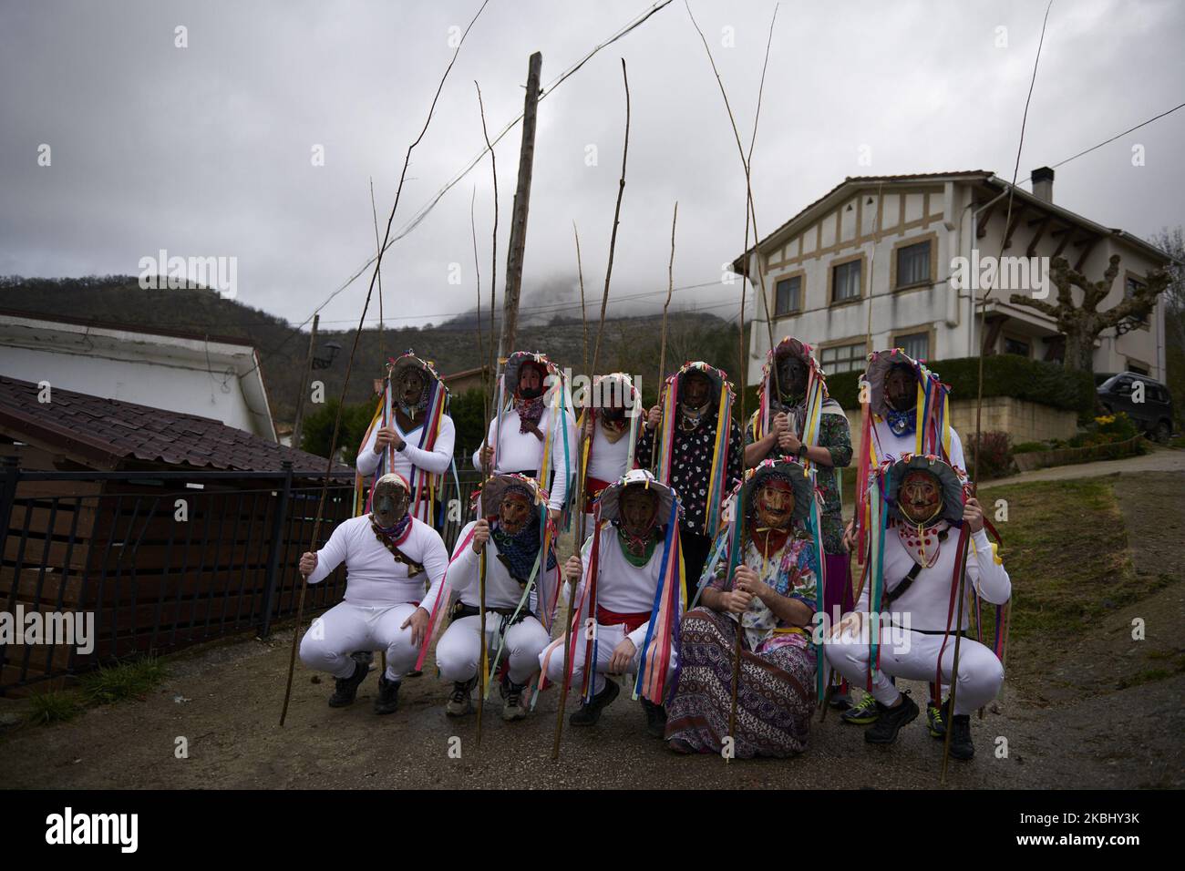 Figura 'Mamuxarro' con maschera di ferro e bastoni durante il carnevale ancestrale il 25 febbraio 2020 nel villaggio di Unanu nella provincia di Navarra, Spagna. I ''Mamuxarroak'' (la sua traduzione è: ''i frustini'') sono i personaggi principali della celebrazione. Questi personaggi usano bastoncini di nocciola (ziyorra) per spaventare donne e bambini e li usano anche per risvegliare la fertilità. (Foto di Iranzu Larrasoana Oneca/NurPhoto) Foto Stock