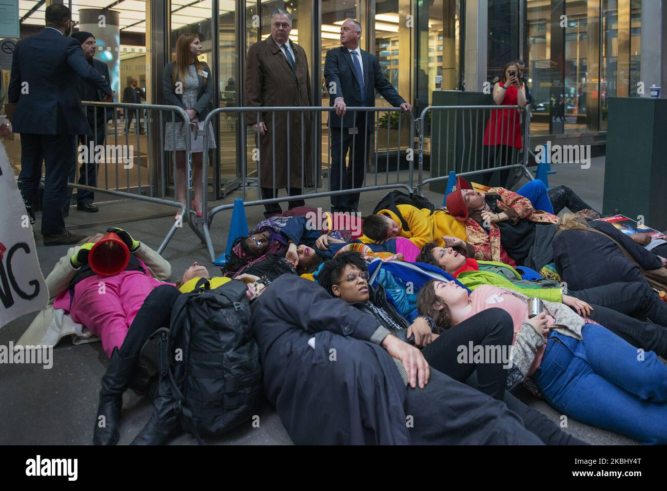 I manifestanti si stendono davanti al J.P. Edificio Morgan a Midtown Manhattan il 25th febbraio 2020. Quel giorno J.P. Morgan ha tenuto un incontro con alcuni dei suoi maggiori investitori, tra cui Fidelity e il Capital Group. (Foto di Aidan Loughran/NurPhoto) Foto Stock