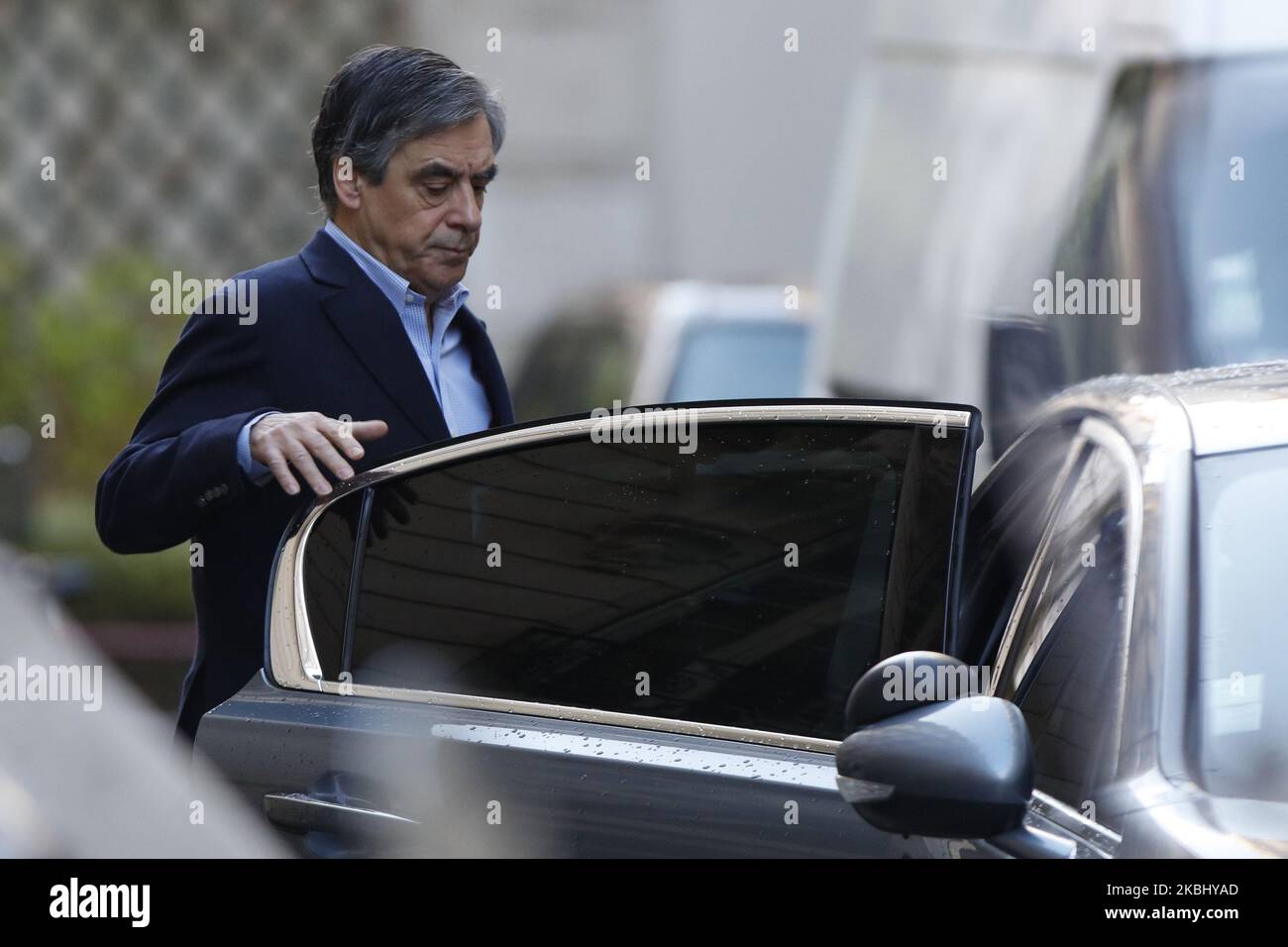 L'ex primo ministro francese Francois Fillon e sua moglie Penelope lasciano la loro casa il 26 febbraio 2020 a Parigi. Francois Fillon continua a processare le affermazioni che ha appropriato di più di un milione di euro in fondi pubblici creando un lavoro falso per sua moglie, uno scandalo che gli è costato il colpo alla presidenza francese nel 2017. Gli investigatori sospettano che Fillon, 65 anni, assunse la moglie gallese Penelope come assistente parlamentare tra il 1998 e il 2013, senza che lei facesse alcun lavoro reale. (Foto di Mehdi Taamallah / Nurphoto) (Foto di Mehdi Taamallah/NurPhoto) Foto Stock