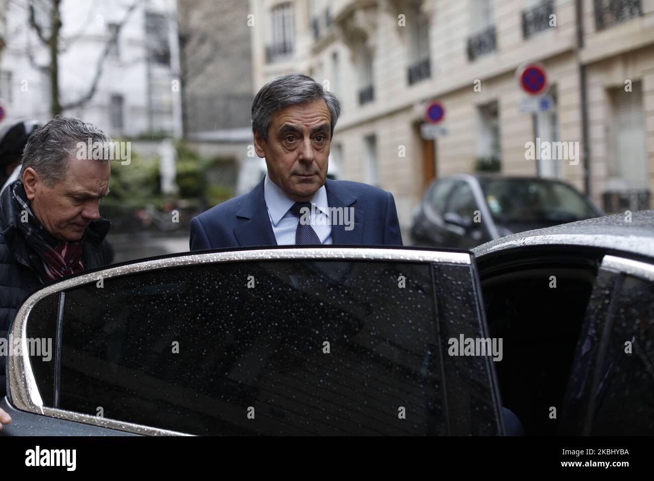 L'ex primo ministro francese Francois Fillon e sua moglie Penelope lasciano la loro casa il 26 febbraio 2020 a Parigi. Francois Fillon continua a processare le affermazioni che ha appropriato di più di un milione di euro in fondi pubblici creando un lavoro falso per sua moglie, uno scandalo che gli è costato il colpo alla presidenza francese nel 2017. Gli investigatori sospettano che Fillon, 65 anni, assunse la moglie gallese Penelope come assistente parlamentare tra il 1998 e il 2013, senza che lei facesse alcun lavoro reale. (Foto di Mehdi Taamallah / Nurphoto) (Foto di Mehdi Taamallah/NurPhoto) Foto Stock