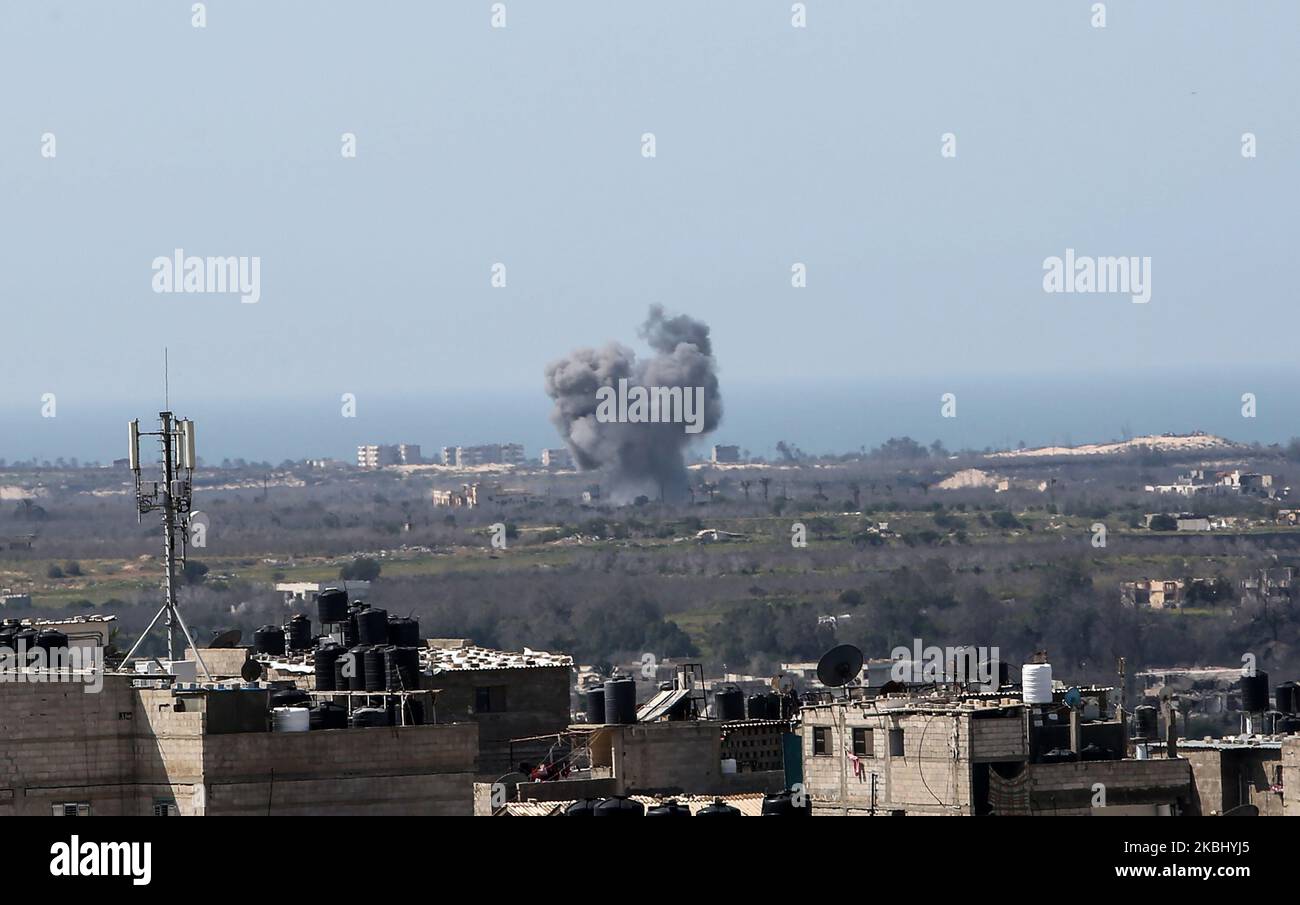 Una foto scattata il 26 febbraio 2020 da Rafah, nella striscia di Gaza meridionale, mostra un fumo che si rifulga a seguito di un'esplosione vicino al confine sul lato egiziano della città divisa. (Foto di Abed Rahim Khatib/NurPhoto) Foto Stock