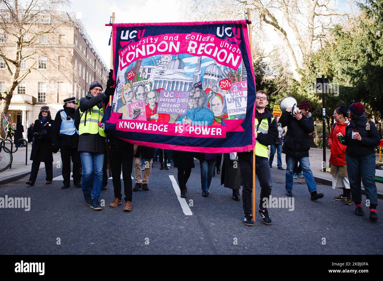 I membri e i sostenitori della sorprendente University and College Union (UCU) tengono una "marcia per l'istruzione" a Londra, Inghilterra, il 26 febbraio 2020. L'UCU ha lanciato uno sciopero di 14 giorni il 20 febbraio per difendere le pensioni del personale e per chiedere un miglioramento delle retribuzioni e delle condizioni, tra cui una maggiore parità sul posto di lavoro, la fine dell'insicurezza del lavoro e la 'casualizzazione' dei contratti di lavoro, oltre alla difesa dell'istruzione come diritto per tutti. (Foto di David Cliff/NurPhoto) Foto Stock