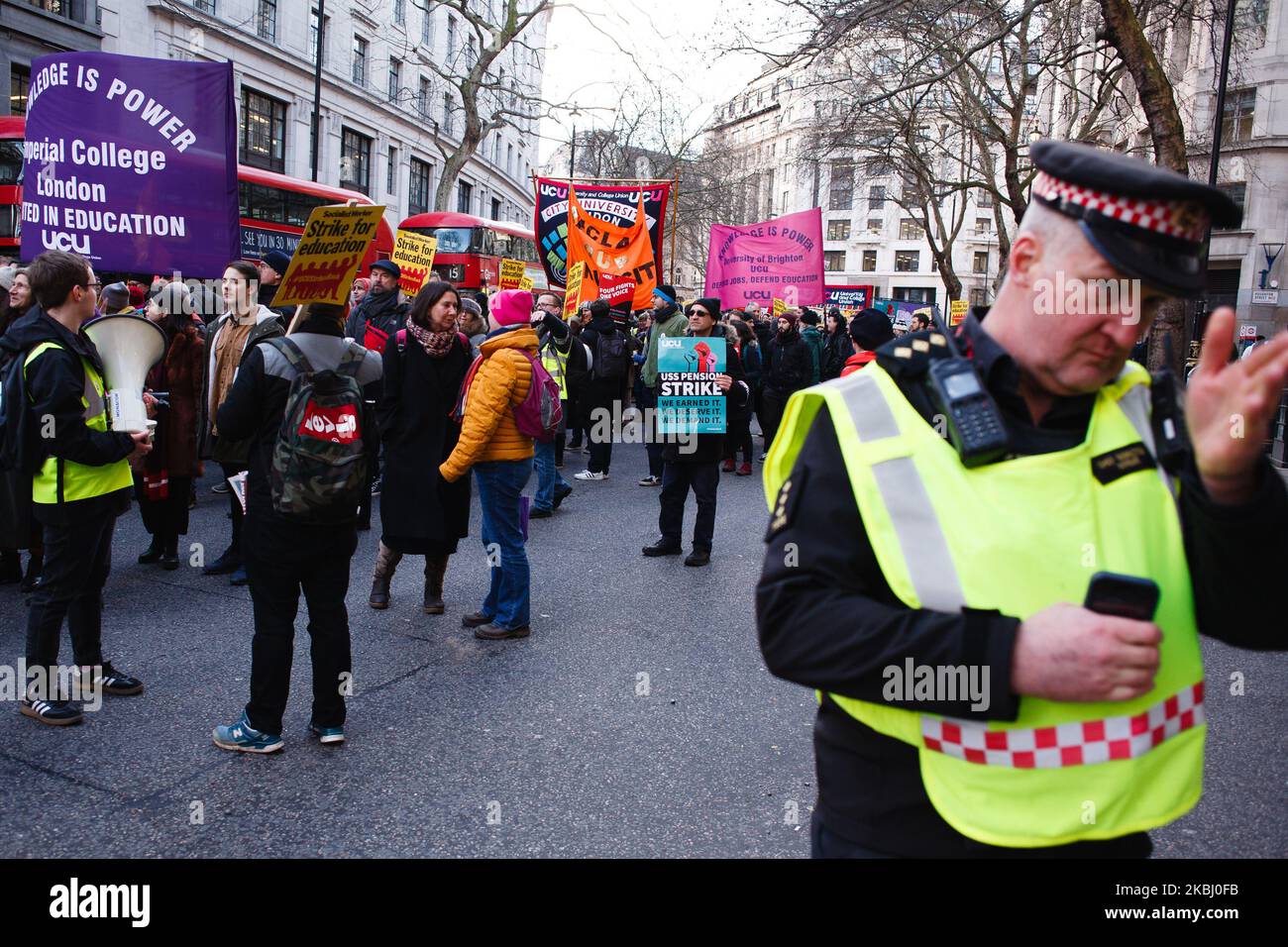 I membri e i sostenitori della sorprendente University and College Union (UCU) tengono una "marcia per l'istruzione" a Londra, Inghilterra, il 26 febbraio 2020. L'UCU ha lanciato uno sciopero di 14 giorni il 20 febbraio per difendere le pensioni del personale e per chiedere un miglioramento delle retribuzioni e delle condizioni, tra cui una maggiore parità sul posto di lavoro, la fine dell'insicurezza del lavoro e la 'casualizzazione' dei contratti di lavoro, oltre alla difesa dell'istruzione come diritto per tutti. (Foto di David Cliff/NurPhoto) Foto Stock