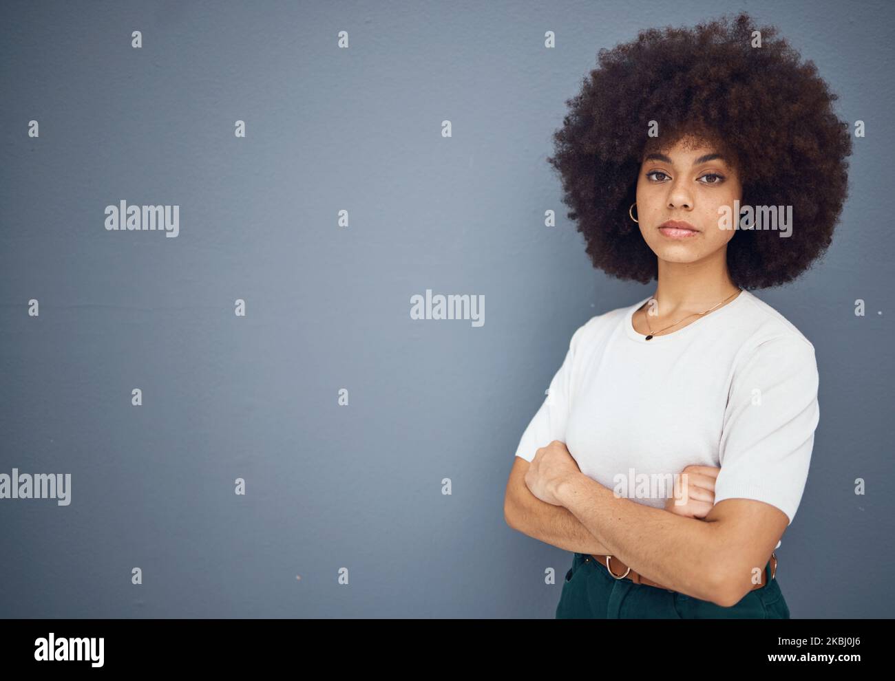 Ritratto di seria donna nera con mockup, sfondo studio e spazio pubblicitario o posizionamento del prodotto. Donna afro forte, fiduciosa e orgogliosa Foto Stock