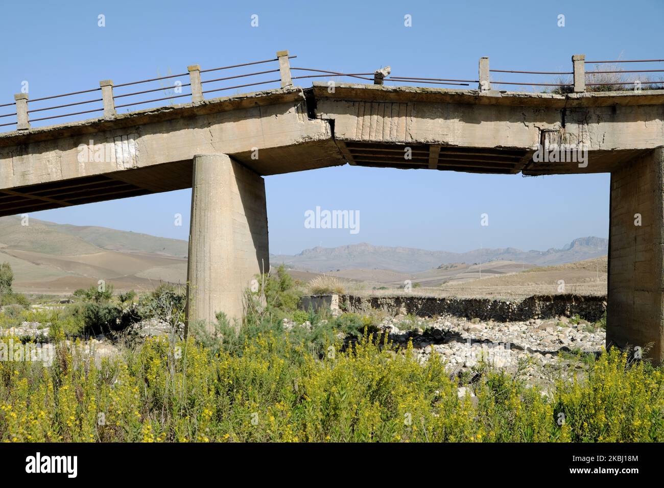Ponte in cemento rotto nella Sicilia occidentale, Italia Foto Stock