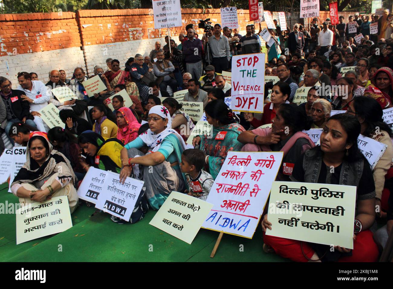 La gente è uscita in gran numero e ha tenuto un siede in protesta a Jantar Mantar contro la violenza che ha accaduto dai 3 giorni scorsi a Nuova Delhi, India il 26 febbraio 2020. Negli scontri sono state uccise 28 persone, tra cui un ostabile della polizia di Delhi, e più di 250 sono state ferite. (Foto di Mayank Makhija/NurPhoto) Foto Stock
