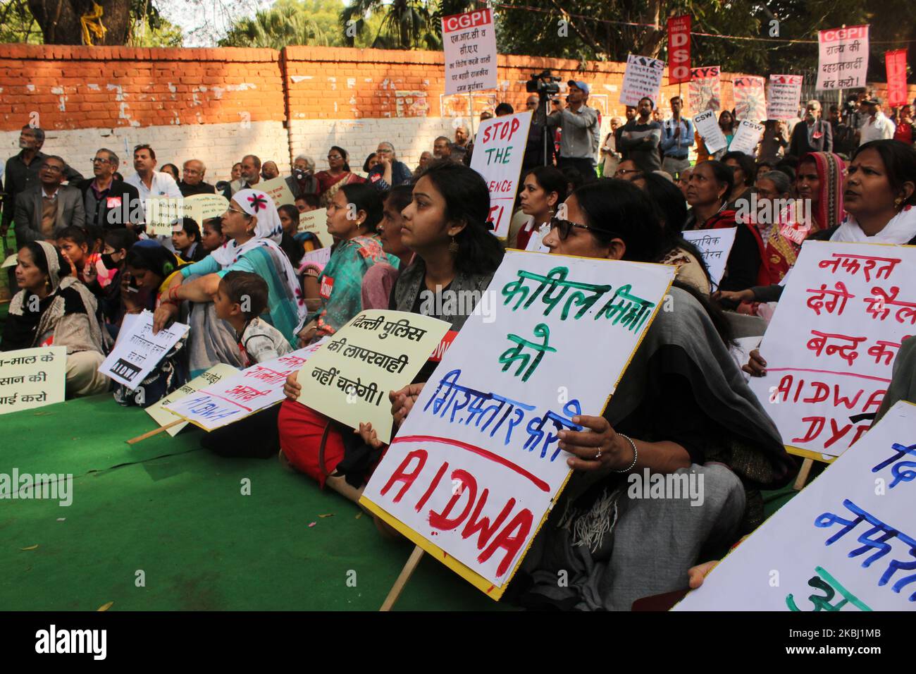 La gente è uscita in gran numero e ha tenuto un siede in protesta a Jantar Mantar contro la violenza che ha accaduto dai 3 giorni scorsi a Nuova Delhi, India il 26 febbraio 2020. Negli scontri sono state uccise 28 persone, tra cui un ostabile della polizia di Delhi, e più di 250 sono state ferite. (Foto di Mayank Makhija/NurPhoto) Foto Stock