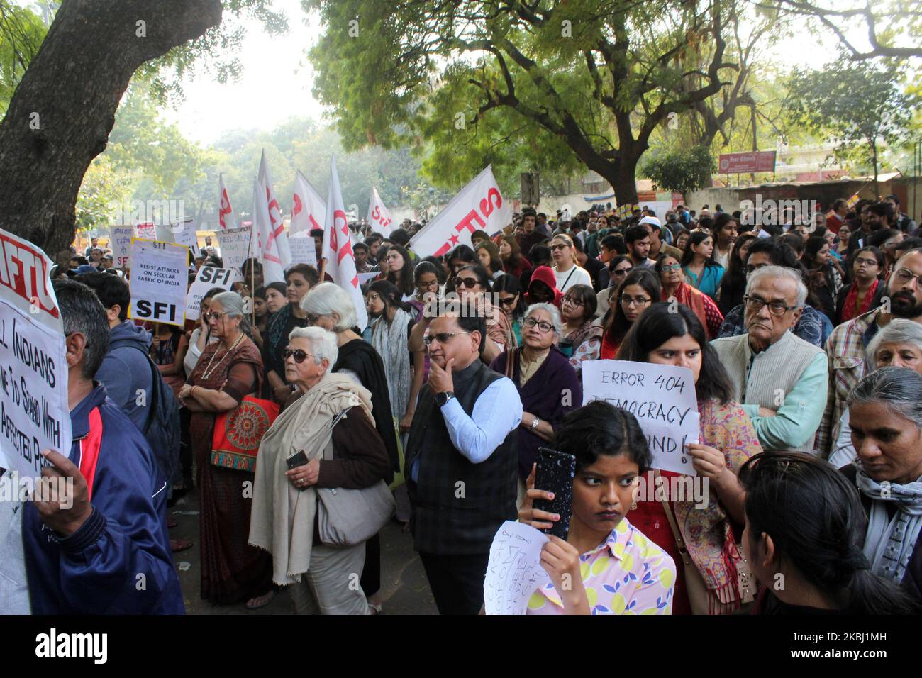 La gente è uscita in gran numero e ha tenuto un siede in protesta a Jantar Mantar contro la violenza che ha accaduto dai 3 giorni scorsi a Nuova Delhi, India il 26 febbraio 2020. Negli scontri sono state uccise 28 persone, tra cui un ostabile della polizia di Delhi, e più di 250 sono state ferite. (Foto di Mayank Makhija/NurPhoto) Foto Stock