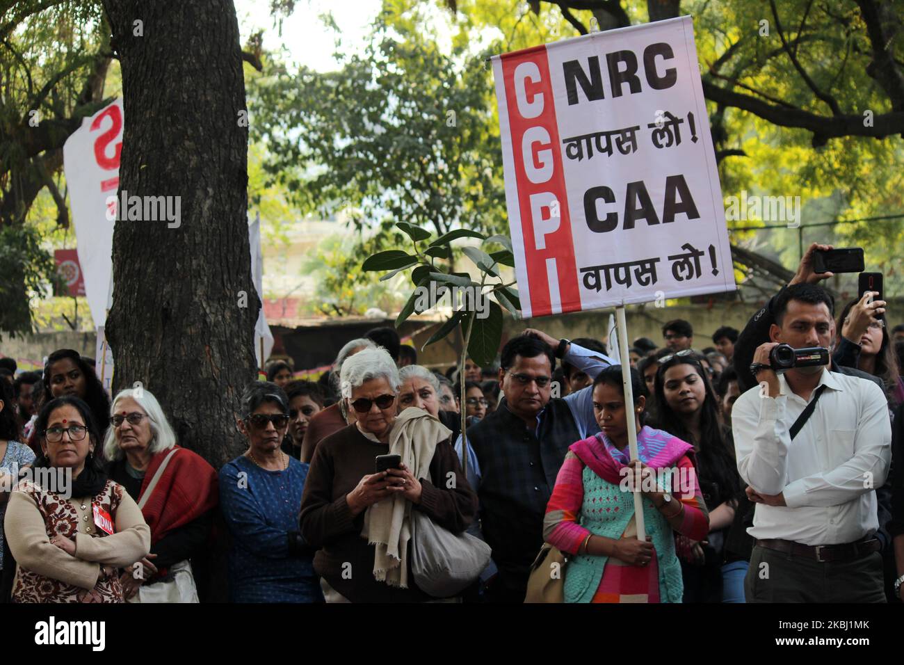 La gente è uscita in gran numero e ha tenuto un siede in protesta a Jantar Mantar contro la violenza che ha accaduto dai 3 giorni scorsi a Nuova Delhi, India il 26 febbraio 2020. Negli scontri sono state uccise 28 persone, tra cui un ostabile della polizia di Delhi, e più di 250 sono state ferite. (Foto di Mayank Makhija/NurPhoto) Foto Stock