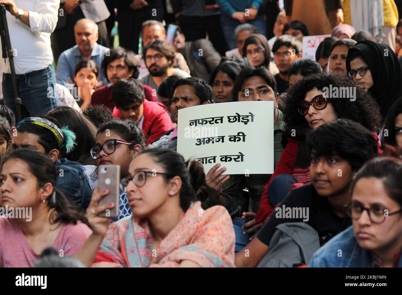 La gente è uscita in gran numero e ha tenuto un siede in protesta a Jantar Mantar contro la violenza che ha accaduto dai 3 giorni scorsi a Nuova Delhi, India il 26 febbraio 2020. Negli scontri sono state uccise 28 persone, tra cui un ostabile della polizia di Delhi, e più di 250 sono state ferite. (Foto di Mayank Makhija/NurPhoto) Foto Stock