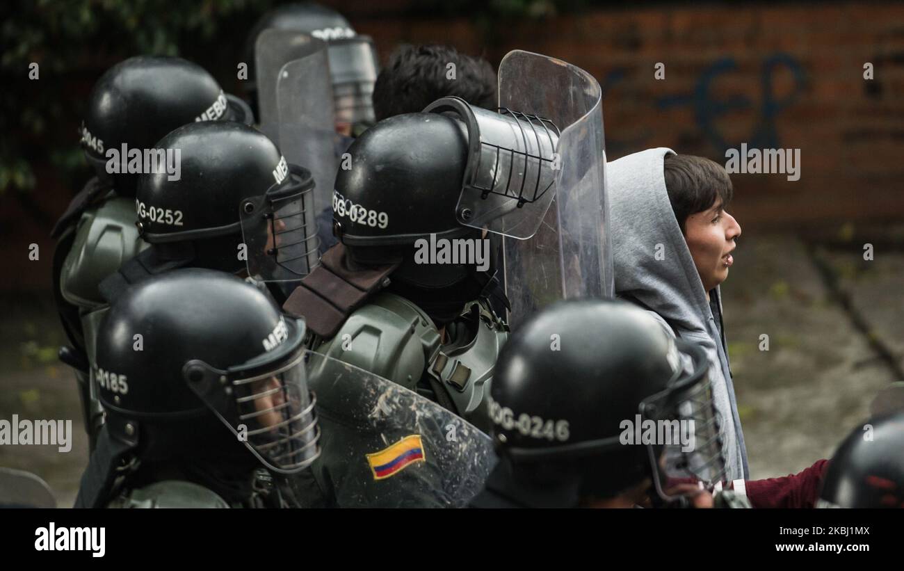 I manifestanti si scontrano con la polizia colombiana durante una manifestazione contro il governo del presidente colombiano Ivan Duque a Bogotà, il 26 febbraio 2020. (Foto di Juan Carlos Torres/NurPhoto) Foto Stock