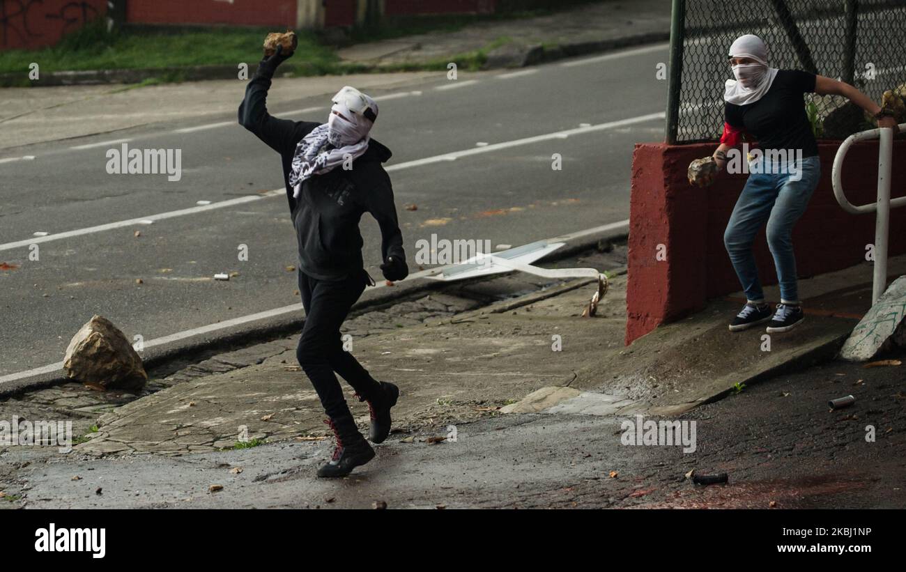 I manifestanti si scontrano con la polizia colombiana durante una manifestazione contro il governo del presidente colombiano Ivan Duque a Bogotà, il 26 febbraio 2020. (Foto di Juan Carlos Torres/NurPhoto) Foto Stock