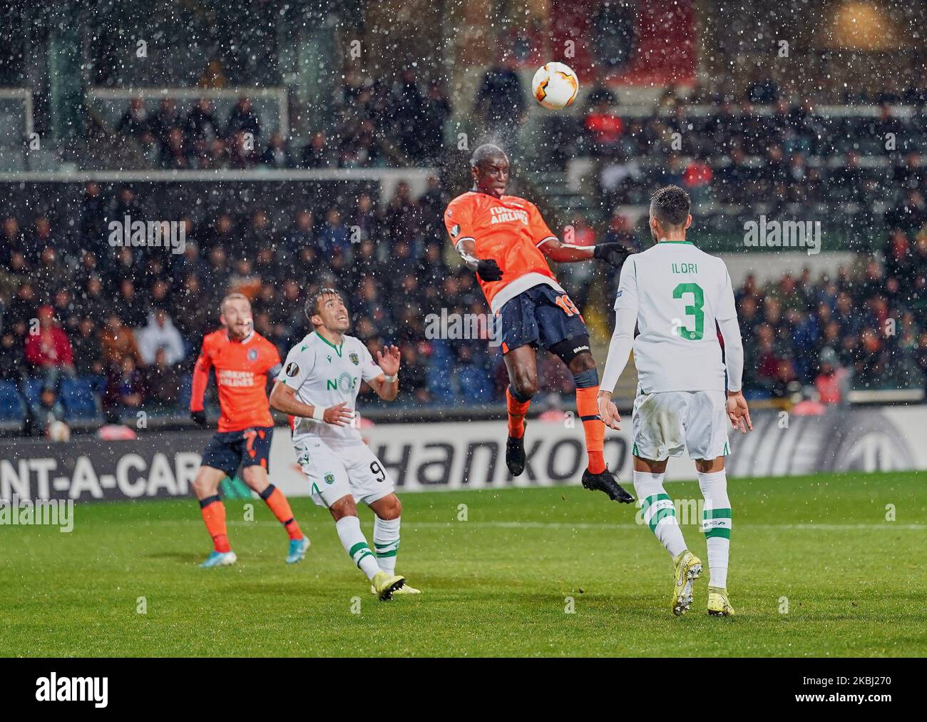 Demba Ba di Istanbul Basaksehir FK in testa alla palla durante la partita di campionato Europa Round of 32 tra Istanbul Ba?ak?ehir e Sporting CP allo stadio Ba?ak?ehir Fatih Terim di Istanbul, Turchia il 27 febbraio 2020. (Foto di Ulrik Pedersen/NurPhoto) Foto Stock