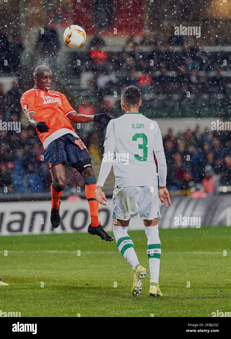 Demba Ba di Istanbul Basaksehir FK in testa alla palla durante la partita di campionato Europa Round of 32 tra Istanbul Ba?ak?ehir e Sporting CP allo stadio Ba?ak?ehir Fatih Terim di Istanbul, Turchia il 27 febbraio 2020. (Foto di Ulrik Pedersen/NurPhoto) Foto Stock