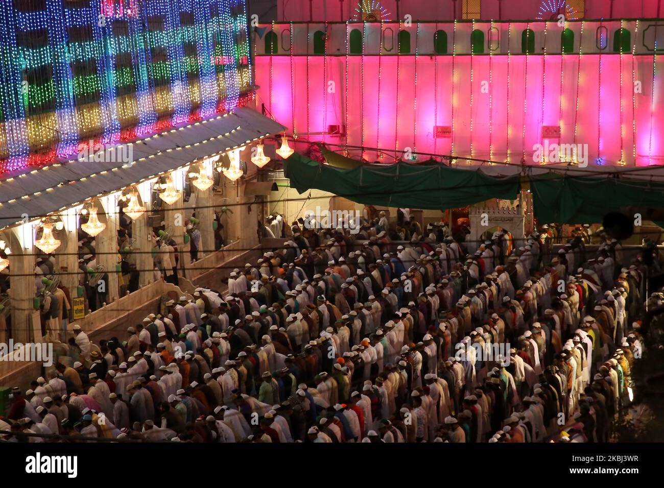 Una vista del santuario illuminato di Sufi saint Khwaja Moinuddin Chishti durante il Festival URS in Ajmer, nello stato indiano del Rajasthan il 27 febbraio 2020. Migliaia di devoti sufi provenienti da diverse parti dell'India si recano al santuario per la festa annuale, che segna l'anniversario della morte del santo sufi. (Foto di Str/NurPhoto) Foto Stock