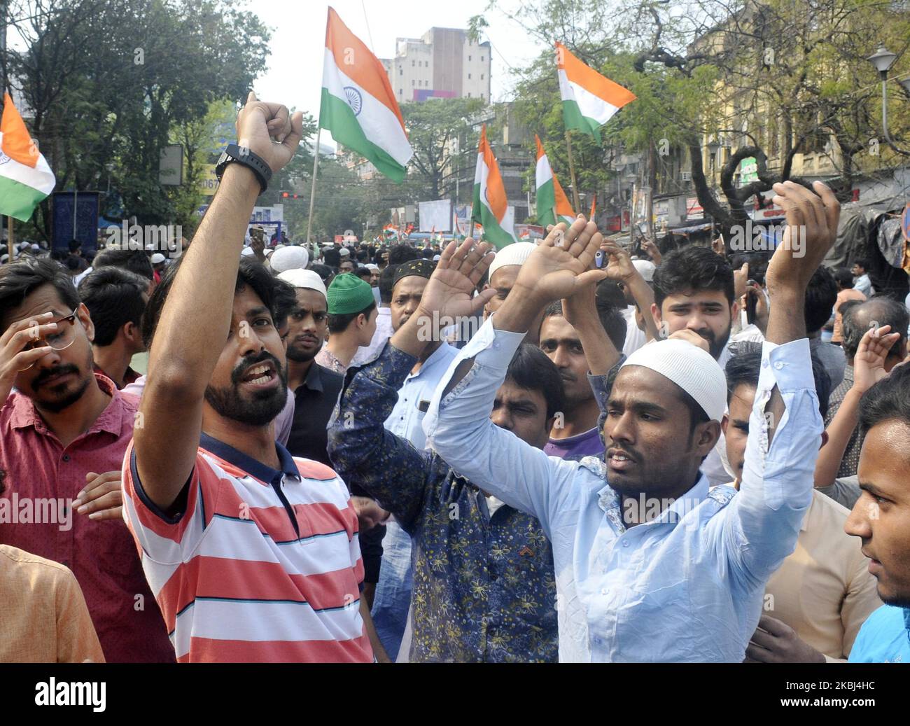 La gente della comunità musulmana urla lo slogan durante la manifestazione per protestare contro il governo indiano Citizenship Amendment Act (CAA) e National Register of Citizens (NRC) a Kolkata, in India, venerdì 28th febbraio 2020. (Foto di Sonali Pal Chaudhury/NurPhoto) Foto Stock