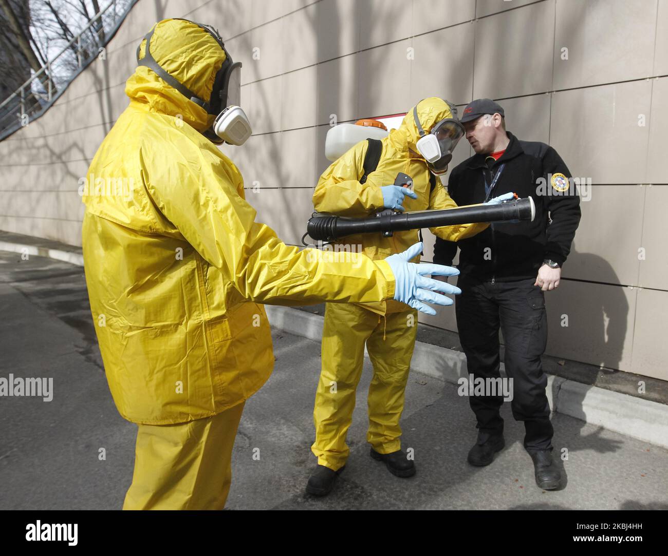 Medici ucraini che indossano costumi protettivi frequentano l'esercizio medico di risposta al coronavirus COVID-19, presso un ospedale nel centro di Kyiv, in Ucraina, il 28 febbraio 2020. In Ucraina non sono stati confermati casi di coronavirus Covid-19 , secondo il sito del Ministero della Salute dell'Ucraina, dal 28 febbraio 2020. (Foto di Str/NurPhoto) Foto Stock