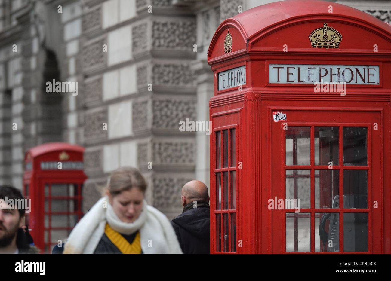 Caselle telefoniche rosse viste vicino a Downing Street, nel centro di Londra. Sabato, 25 gennaio 2020, a Londra, Regno Unito. (Foto di Artur Widak/NurPhoto) Foto Stock