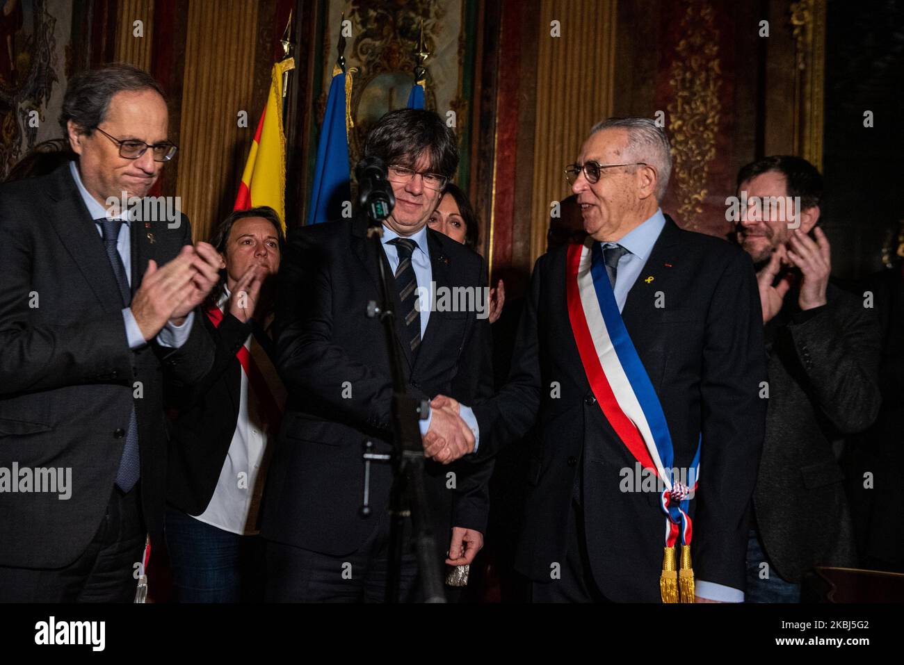 Il deputato europeo e l'ex presidente catalano Carles Puigdemert (C), e il presidente regionale della Catalogna Quim Torra (L) hanno dato una conferenza stampa al municipio di Perpignan il 29 febbraio 2020. (Foto di Adria salido Zarco/NurPhoto) Foto Stock