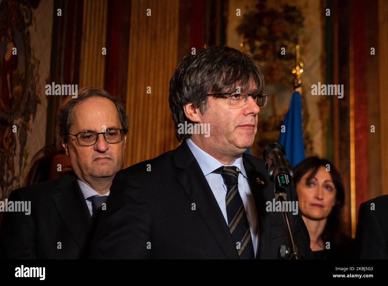 Il deputato europeo e l'ex presidente catalano Carles Puigdemert (C), e il presidente regionale della Catalogna Quim Torra (L) hanno dato una conferenza stampa al municipio di Perpignan il 29 febbraio 2020. (Foto di Adria salido Zarco/NurPhoto) Foto Stock