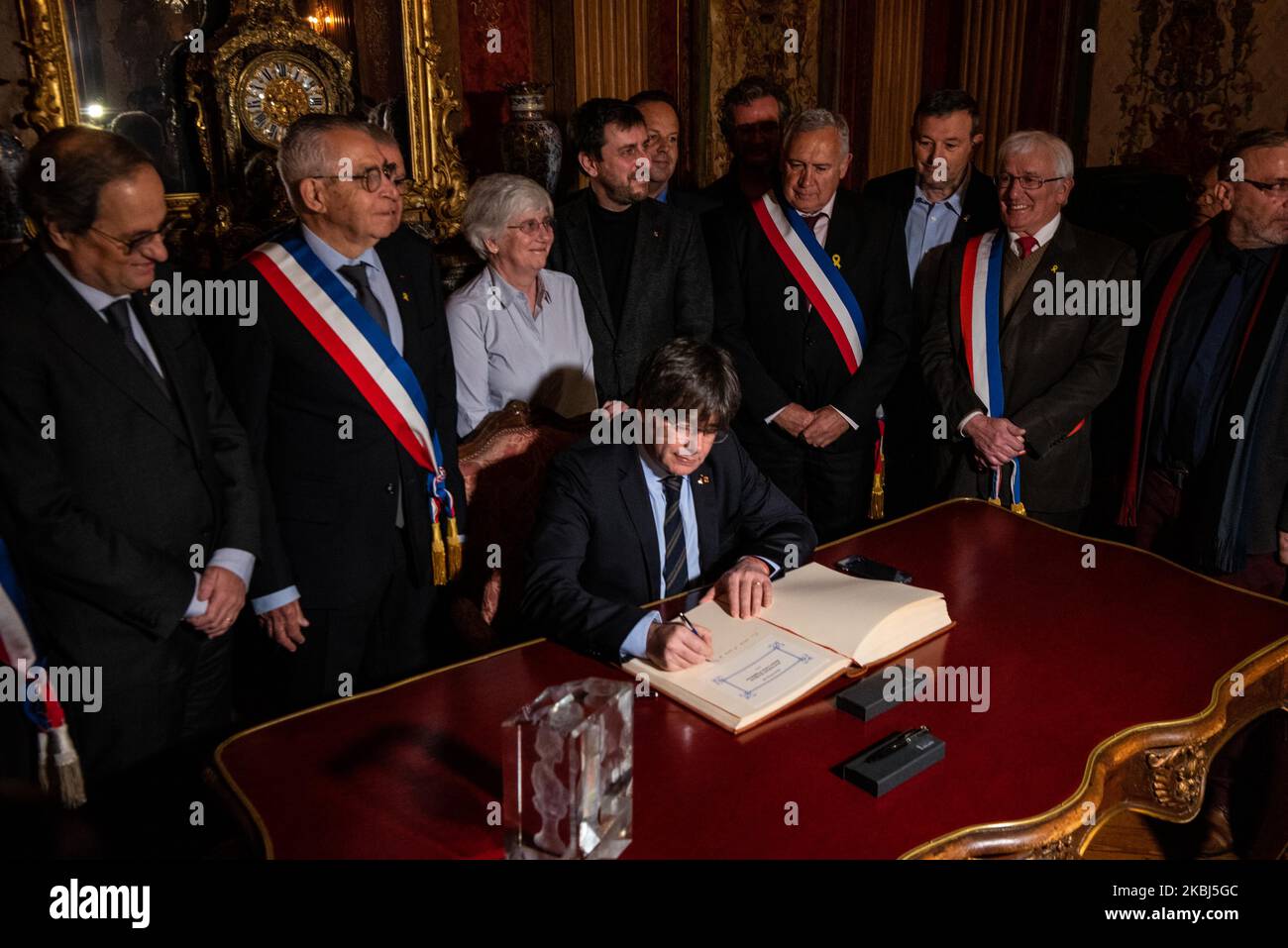 Il deputato europeo e l'ex presidente catalano Carles Puigdememont firmi un libro nel municipio di Perpignan il 29 febbraio 2020. (Foto di Adria salido Zarco/NurPhoto) Foto Stock