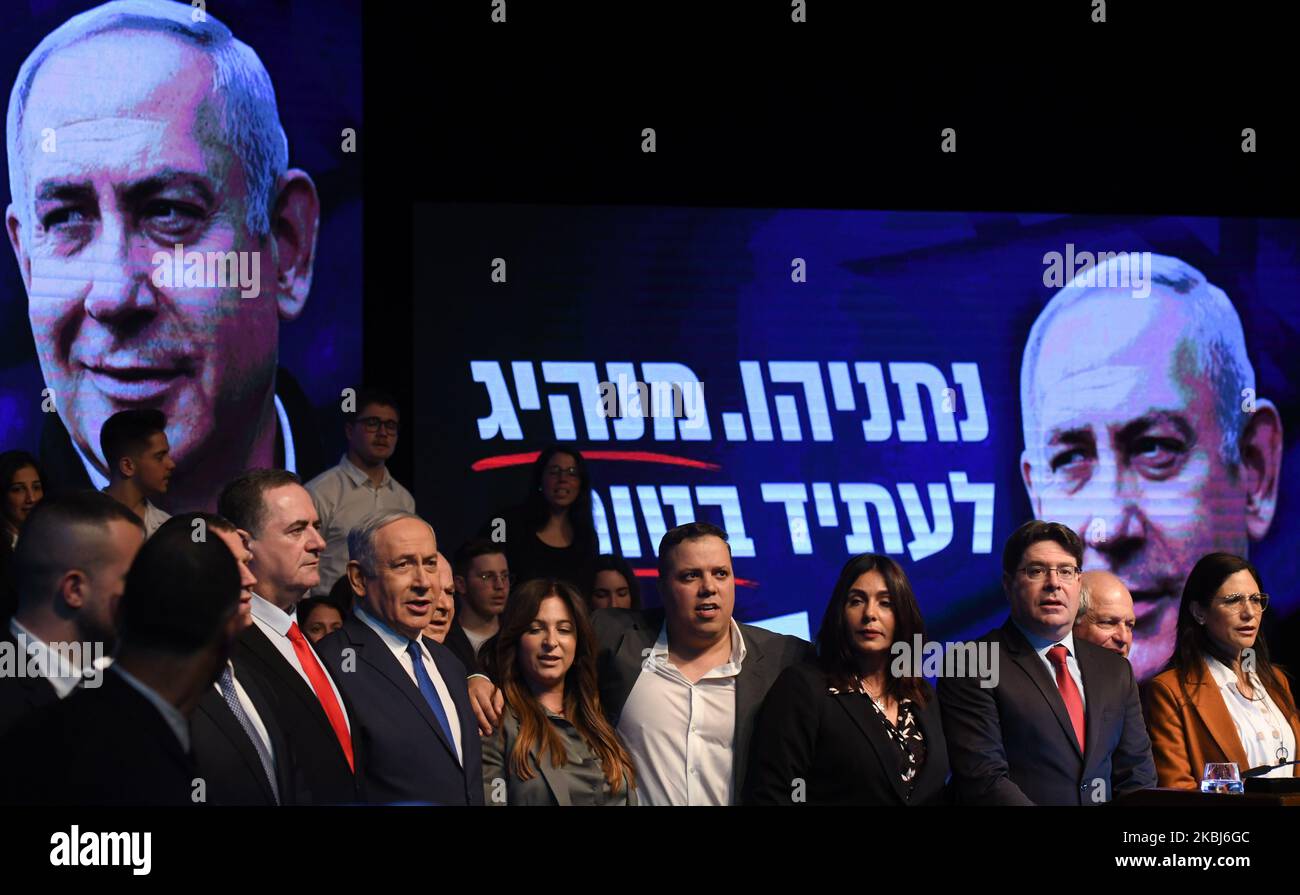 Il primo ministro israeliano Benjamin Netanyahu (quarto da sinistra) ad un raduno del partito Likud a Ramat Gan, in vista delle prossime elezioni. Gli israeliani si dirigano ai sondaggi per la terza elezione in meno di un anno il 2nd marzo. Sabato 29 febbraio 2020, a Ramat Gan, Tel Aviv, Israele. (Foto di Artur Widak/NurPhoto) Foto Stock