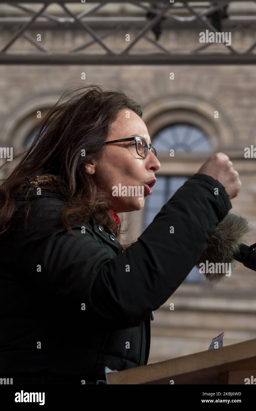 Yasmin Fahimi (Partito socialdemocratico tedesco), membro del Parlamento tedesco, interviene il 29 febbraio 2020 ad Hannover in occasione di una manifestazione di solidarietà per gli straordinari dipendenti della birreria Gild. Tra i partecipanti vi erano sindacalisti e politici. Per mesi 75 dei 140 dipendenti della birreria Hanoverian sono in sciopero. (Foto di Peter Niedung/NurPhoto) Foto Stock