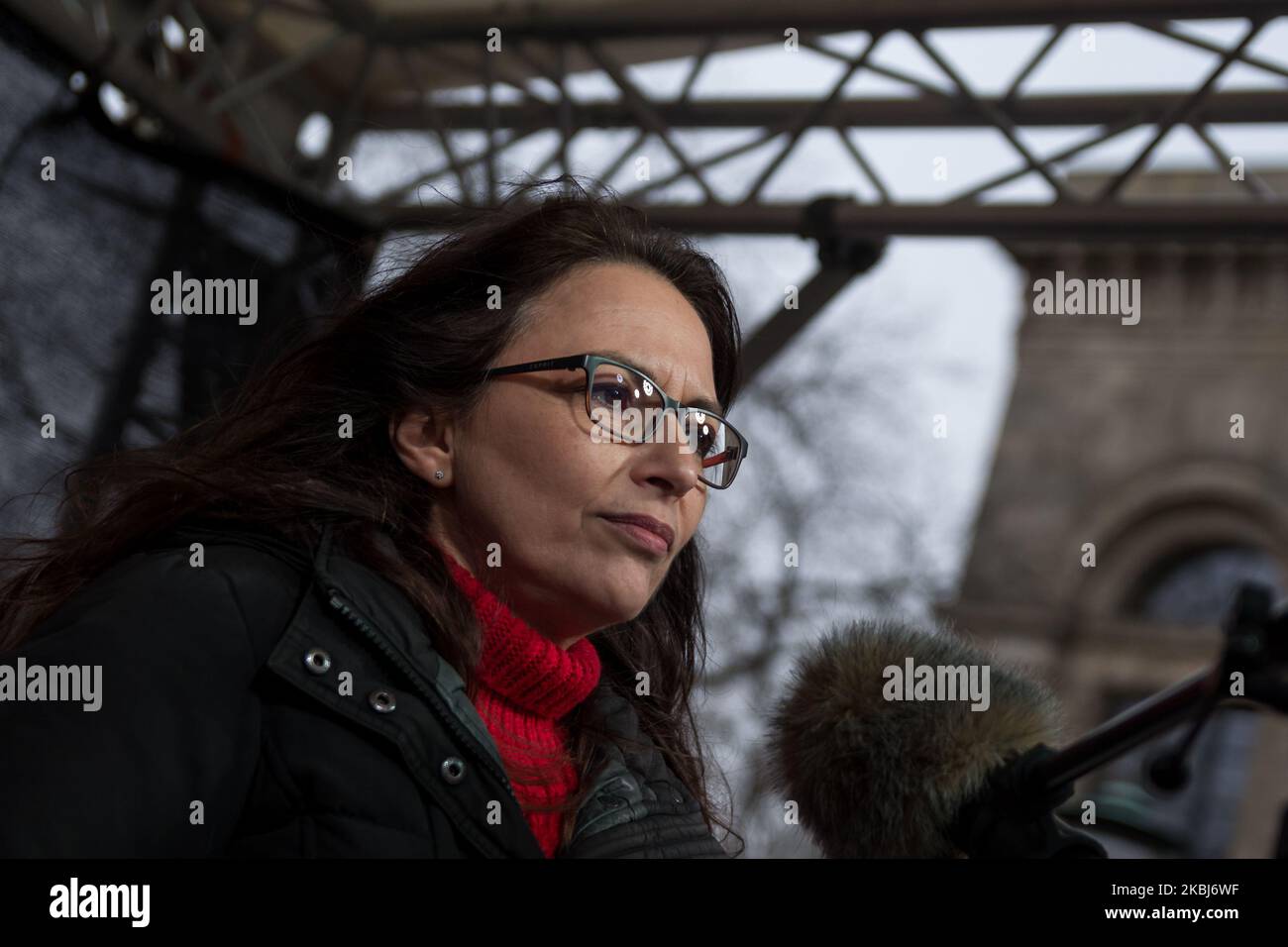 Yasmin Fahimi (Partito socialdemocratico tedesco), membro del Parlamento tedesco, interviene il 29 febbraio 2020 ad Hannover in occasione di una manifestazione di solidarietà per gli straordinari dipendenti della birreria Gild. Tra i partecipanti vi erano sindacalisti e politici. Per mesi 75 dei 140 dipendenti della birreria Hanoverian sono in sciopero. (Foto di Peter Niedung/NurPhoto) Foto Stock