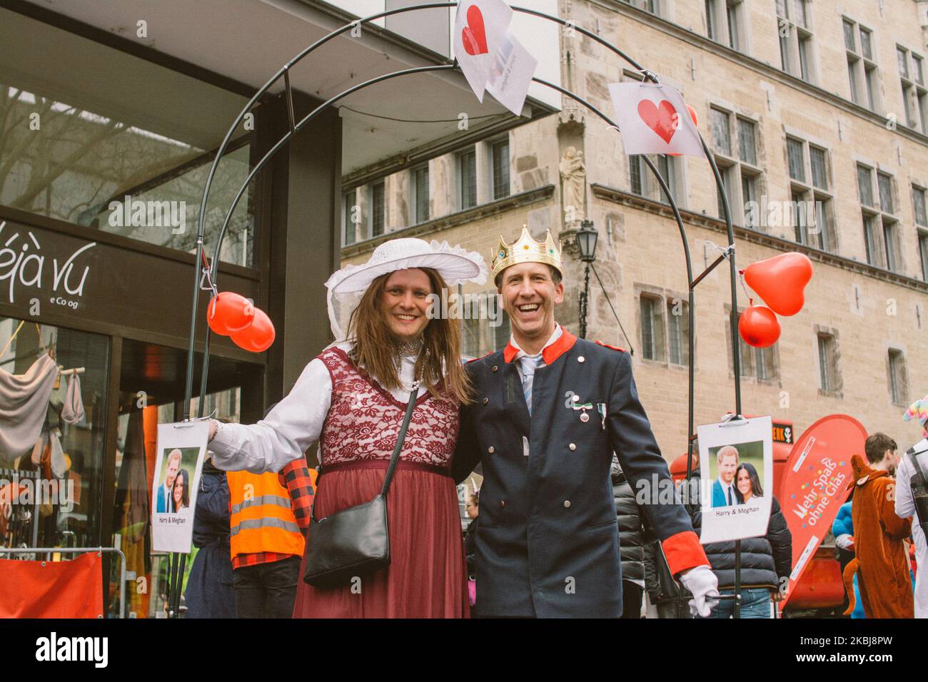 La gente si vestì come Harry e Megan durante il giorno del Carnevale delle Donne, a Colonia, in Germania, il 20 febbraio 2020. (Foto di Ying Tang/NurPhoto) Foto Stock