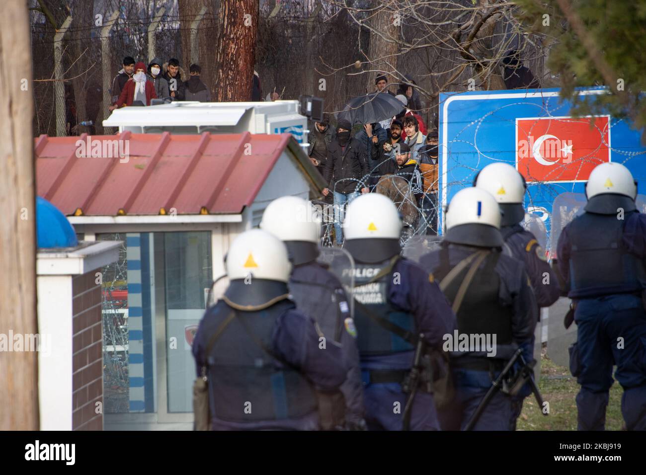 Il gruppo di migranti provenienti dall'Afghanistan, a larga maggioranza, è bloccato tra i confini greci e turchi, ai confini di Kastanies che attraversano la Grecia e Pazarkule in Turchia, nella zona neutrale. I migranti e i rifugiati stanno cercando di entrare in Europa attraverso la Grecia. Gettano pietre e gas lacrimogeni verso le forze di sicurezza greche, la polizia e l'esercito che rispondono con gas lacrimogeni e granate flash. Marzo 1, 2020 (Foto di Nicolas Economou/NurPhoto) Foto Stock