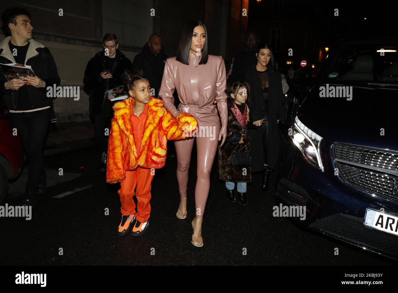 Kourtney Kardashian, figlia Penelope Disick, Kim Kardashian e figlia Nord Ovest arrivano al ristorante Ferdi il 01 marzo 2020 a Parigi, Francia. (Foto di Mehdi Taamallah/NurPhoto) Foto Stock