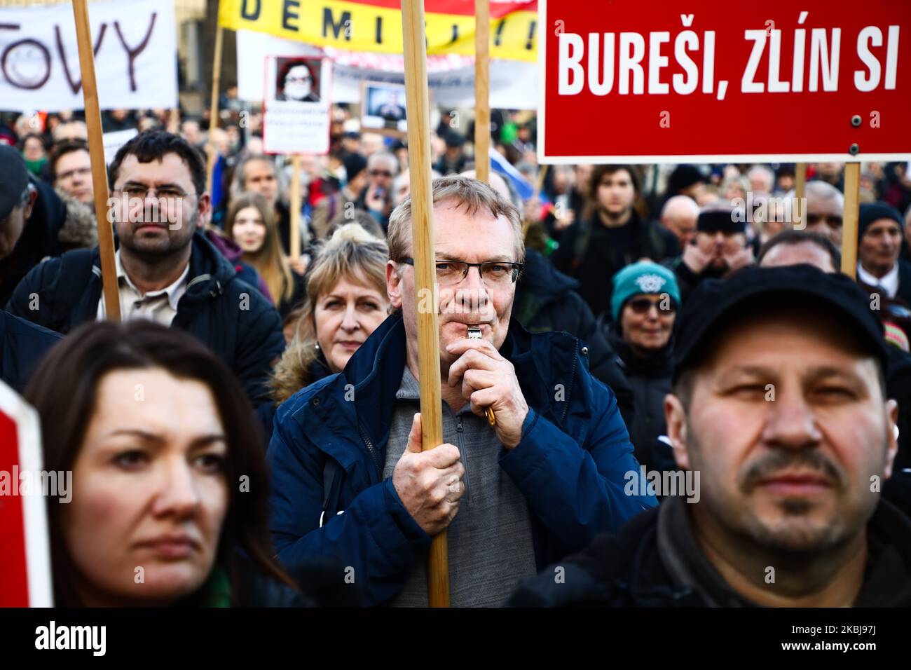 Domenica 1st marzo 2020 a Praga, Repubblica Ceca, si è manifestata in difesa delle istituzioni democratiche. Diverse centinaia di persone hanno partecipato a una marcia di protesta e a una manifestazione in risposta all'elezione di Stanislav Krecek al difensore pubblico dei diritti e alla richiesta di dimissioni del primo ministro Andrej Babis. La manifestazione è stata organizzata dal movimento civico Million Moments for Democracy, che teme che la Repubblica ceca sia diretta nella stessa direzione della Polonia e dell'Ungheria. (Foto di Beata Zawrzel/NurPhoto) Foto Stock