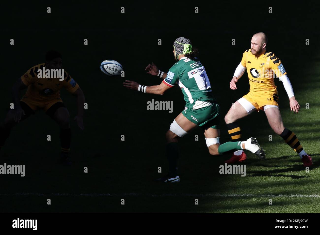Blair Cowan of London Irish passa la palla oltre Dan Robson di Wasps Rugby durante la partita Gallagher Premiership tra London Irish e London Wasps allo stadio Madejski, leggendo domenica 1st marzo 2020. (Foto di Jacques Feeney/MI News/NurPhoto) Foto Stock