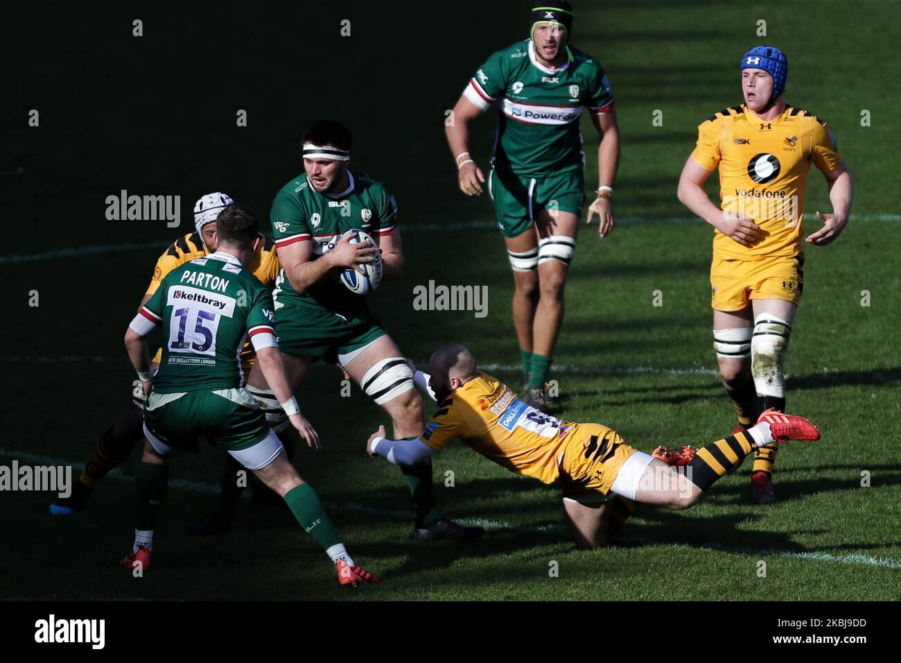 Matt Rogerson di Londra Irlandese si è occupato di Dan Robson di Wasps Rugby durante la partita Gallagher Premiership tra London Irish e London Wasps allo stadio Madejski, leggendo domenica 1st marzo 2020. (Foto di Jacques Feeney/MI News/NurPhoto) Foto Stock