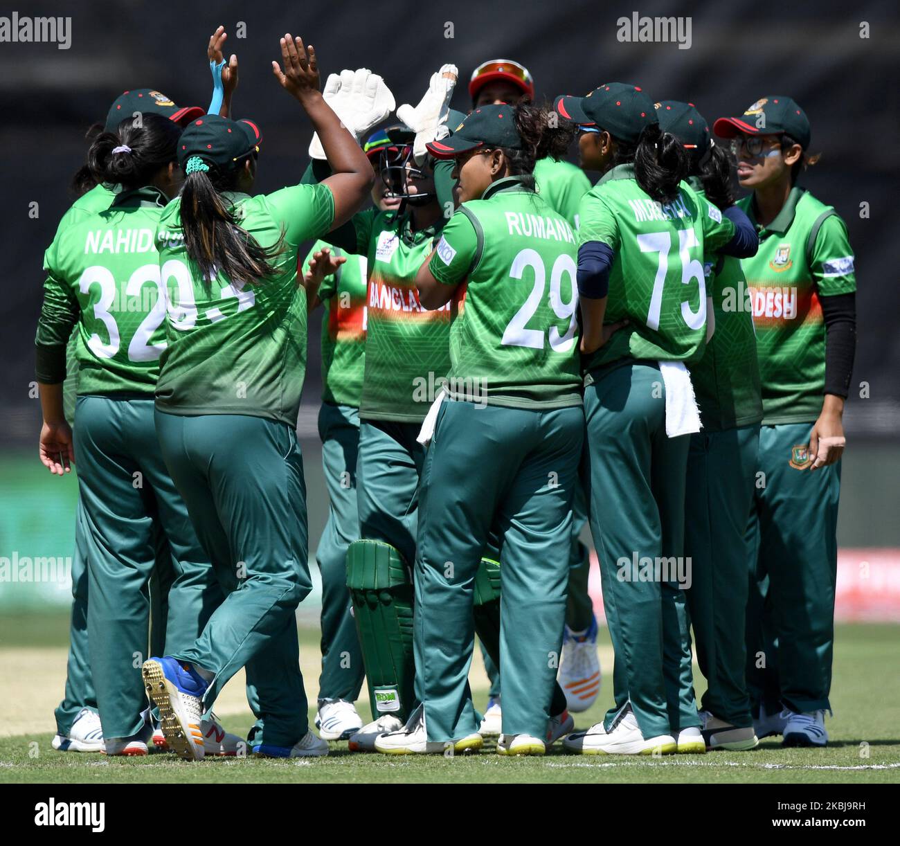 I giocatori del Bangladesh celebrano un wicket durante la partita di Coppa del mondo di cricket T20 di Sri Lanka contro Bangladesh a Junction Oval il 2 marzo a Melbourne, Australia (Foto di Morgan Hancock/NurPhoto) Foto Stock