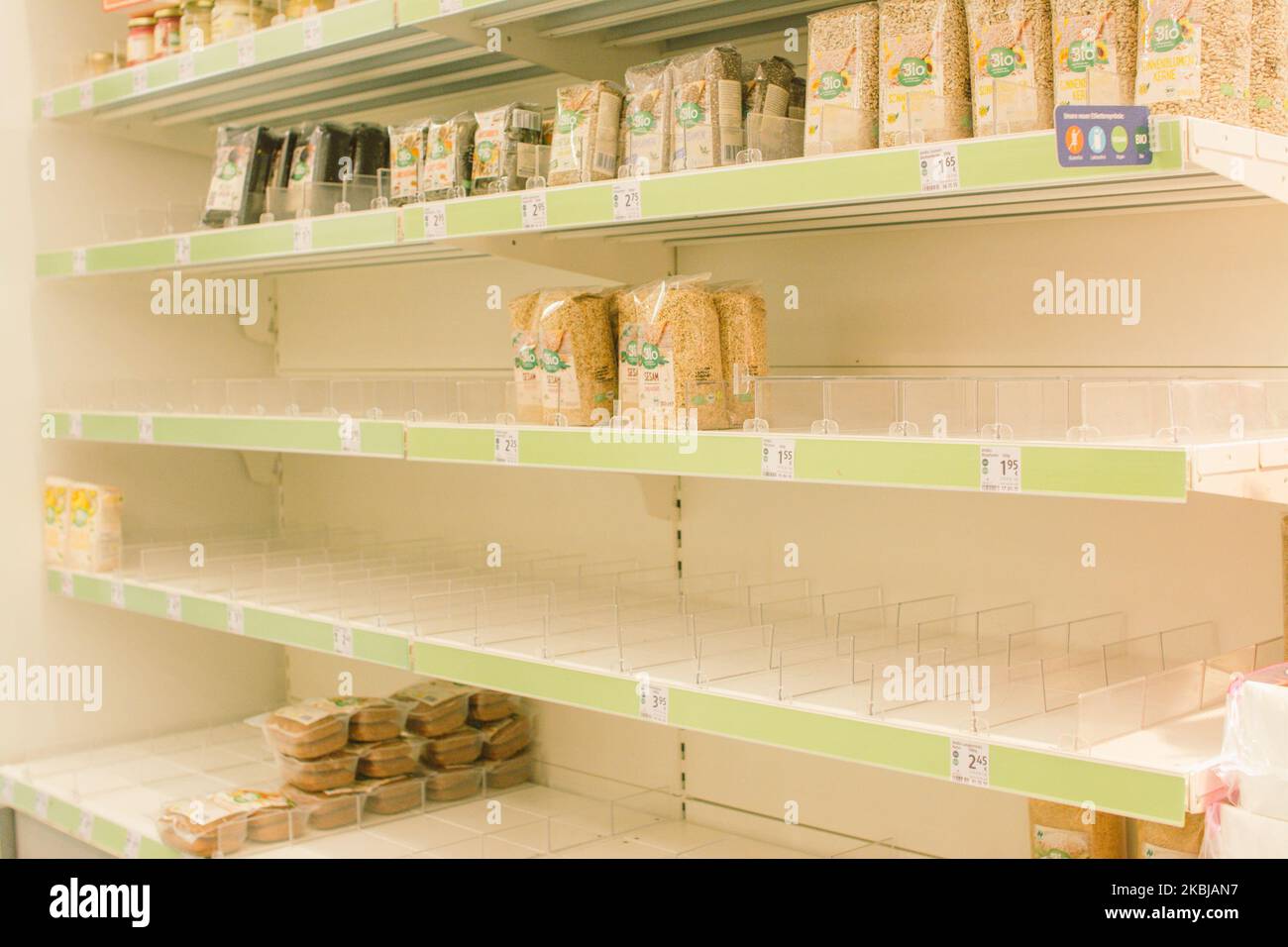 Il 2 marzo 2020, i rifugi di prodotti alimentari secchi sono stati visti vuoti nel deposito di farmaci DM a Colonia, in Germania. (Foto di Ying Tang/NurPhoto) Foto Stock