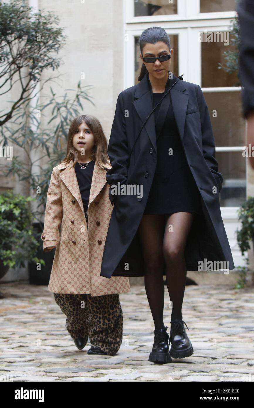 Kourtney Kardashian, sua figlia Penelope Disick ha ritratto al Cafe de Flore di Parigi 02 marzo 2020 a Parigi, Francia. (Foto di Mehdi Taamallah/NurPhoto) Foto Stock