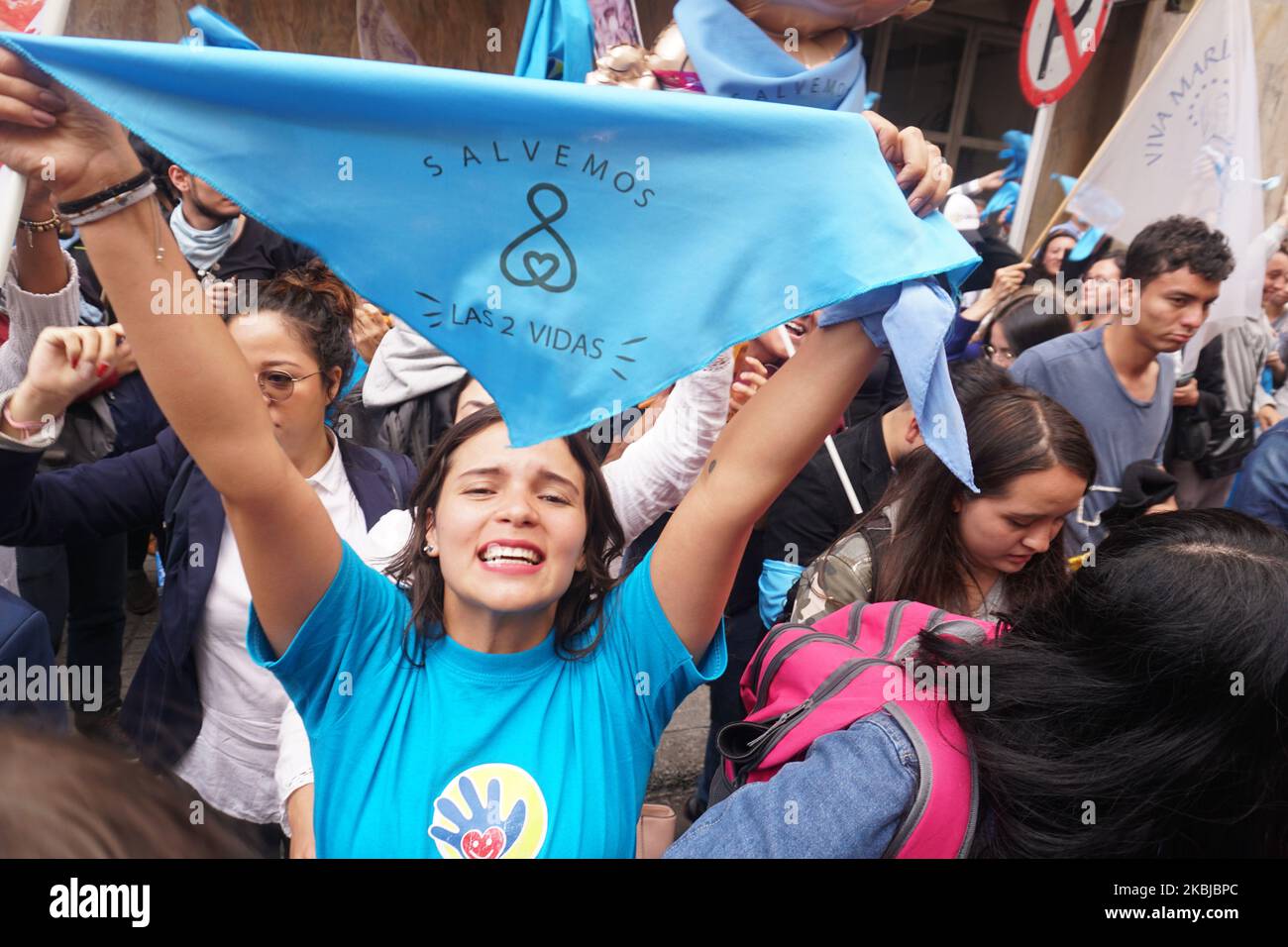Gli attivisti anti-aborto protestano di fronte alla Corte costituzionale della Colombia a Bogotà, Colombia, il 2 marzo 2020. Le proteste si sono verificate durante il dibattito a causa della proposta di un magistrato di depenalizzare l'aborto nelle prime 16 settimane di gestazione e per 2 cause che sono state richieste per penalizzare completamente questa procedura. (Foto di Daniel Garzon Herazo/NurPhoto) Foto Stock