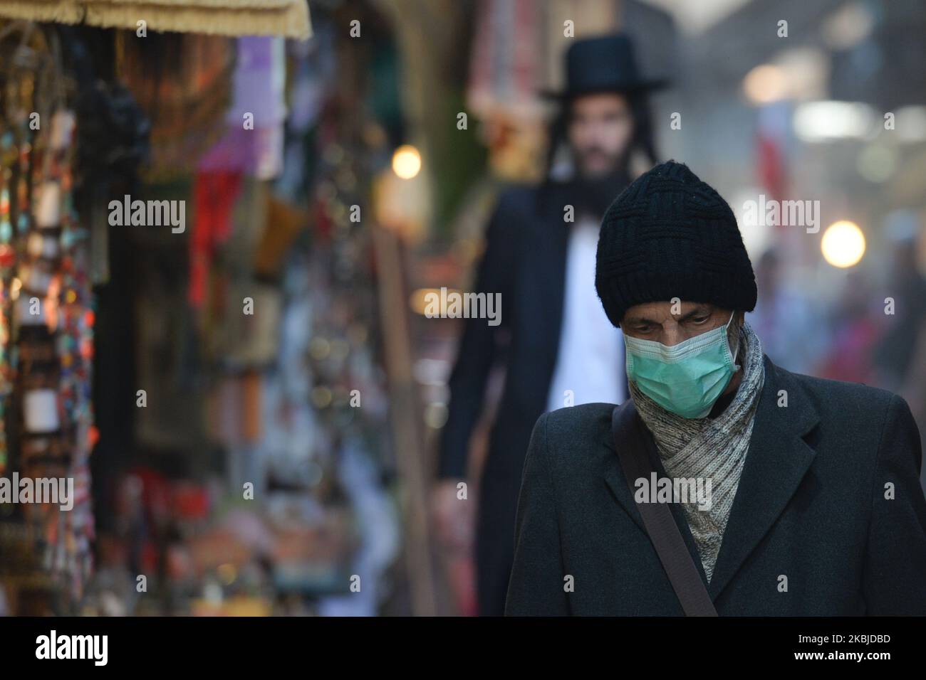Un uomo che indossa una maschera protettiva cammina nella città vecchia di Gerusalemme. Il numero di casi di coronavirus in Israele è attualmente pari a 15, con 5.500 israeliani ora messi in quarantena tra le preoccupazioni circa la diffusione globale della sindrome respiratoria acuta grave coronavirus-2 (SARS-COV-2) e la malattia associata, COVID-19 (coronavirus 2019). Mercoledì 4 marzo 2020, a Gerusalemme, Israele. (Foto di Artur Widak/NurPhoto) Foto Stock