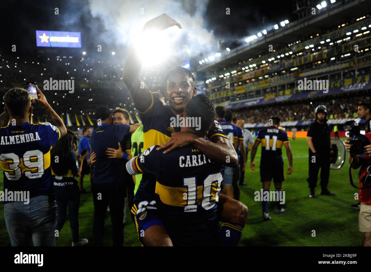 Carlos Tevez di Boca Juniors e compagni di squadra festeggiano la vittoria del campionato dopo una partita tra Boca Juniors e Gimnasia y Esgrima la Plata come parte della Superliga 2019/20 allo stadio Alberto J. Armando il 7 marzo 2020 a Buenos Aires, Argentina. (Foto di Gabriel Sotelo/NurPhoto) Foto Stock