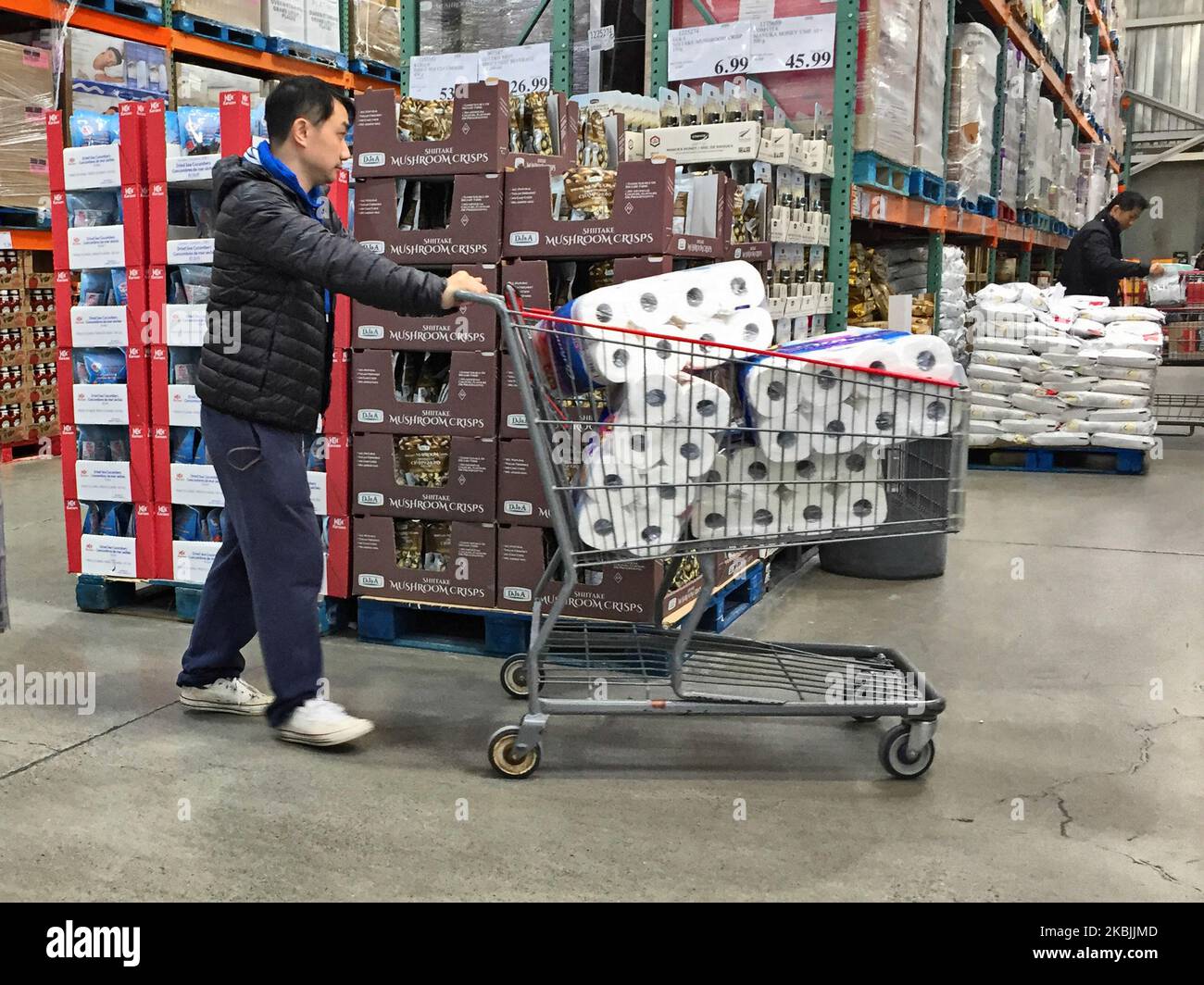 L'uomo si riserva di carta igienica mentre i canadesi acquistano cibo e articoli essenziali a Markham, Ontario, Canada il 07 marzo 2020. I canadesi hanno seguito le istruzioni del ministro della Sanità canadese Patty Hajdu, che ha esortato i canadesi a rifornirsi di scorte per prepararsi in caso di un nuovo focolaio di coronavirus (COVID-19). I negozi di tutto il paese si trovano di fronte a scaffali vuoti, in quanto a livello nazionale sono state segnalate carenze di maschere facciali, disinfettanti e carta igienica. Lo stoccaggio e l'accumulo di scorte di cibo sono diventati comuni e gli articoli come igienizzatore per le mani sono diventati impossibili da trovare. (Foto di Creative Touch Imaging Foto Stock