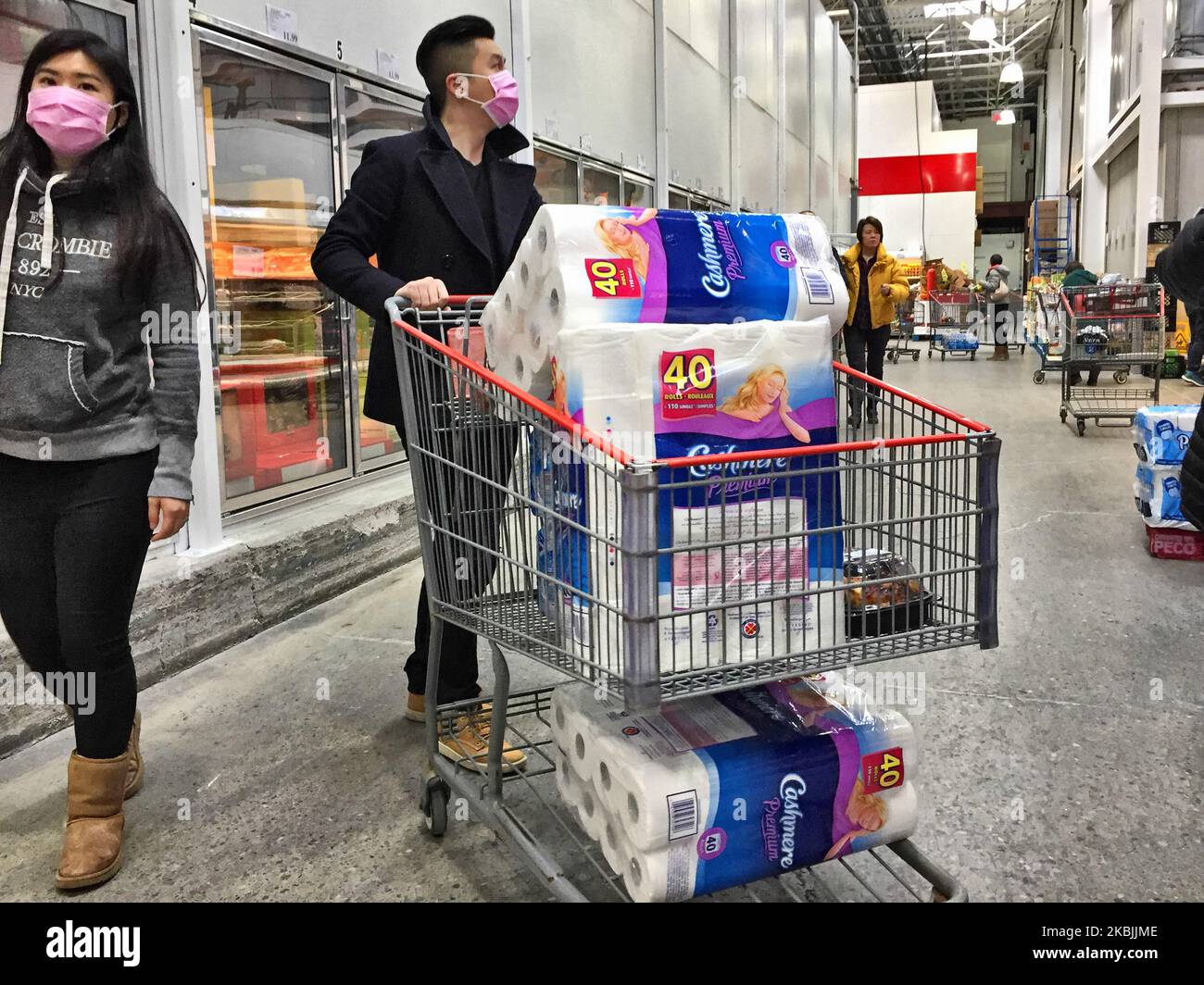 Gli acquirenti si riforniscono di carta igienica e altri materiali di consumo mentre i canadesi acquistano cibo e articoli essenziali a Markham, Ontario, Canada, il 07 marzo 2020. I canadesi hanno seguito le istruzioni del ministro della Sanità canadese Patty Hajdu, che ha esortato i canadesi a rifornirsi di scorte per prepararsi in caso di un nuovo focolaio di coronavirus (COVID-19). I negozi di tutto il paese si trovano di fronte a scaffali vuoti, in quanto a livello nazionale sono state segnalate carenze di maschere facciali, disinfettanti e carta igienica. Lo stoccaggio e l'accumulo di scorte di cibo sono diventati comuni e gli articoli come igienizzatore per le mani sono diventati impossibili da trovare. (Foto di Foto Stock